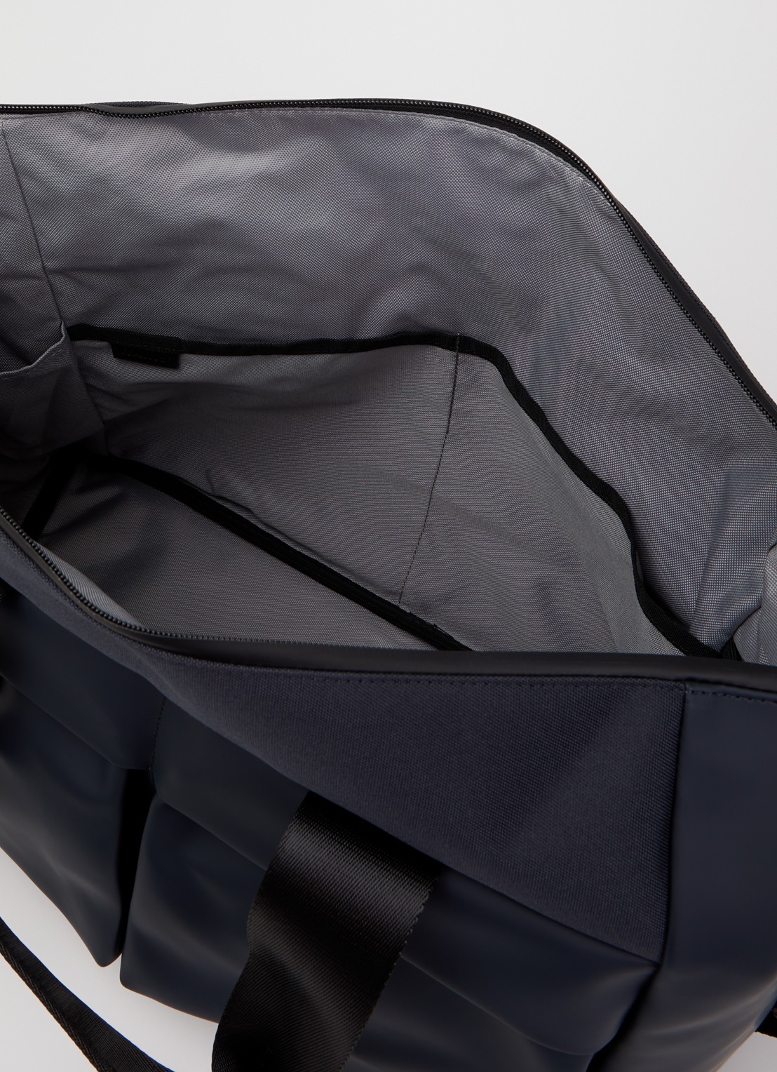 Rains Otaru Small weekendtas met waterafstotende coating - detail donkerblauw