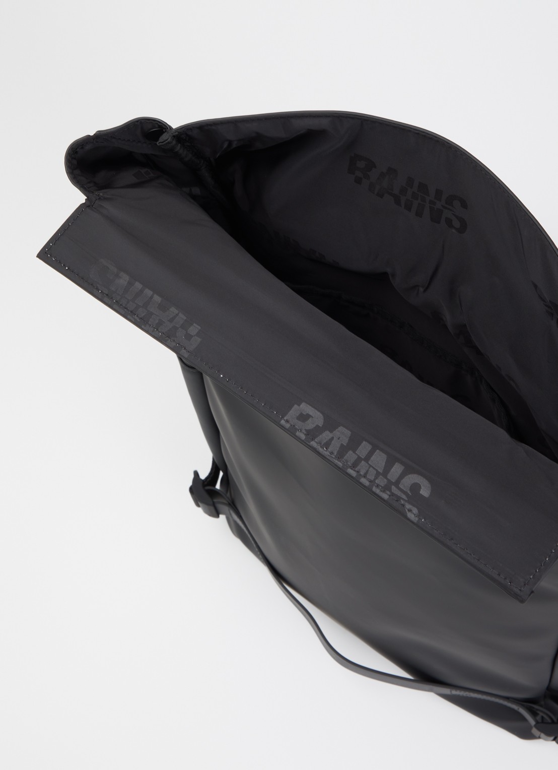 Rains OTG rugzak met waterafstotende coating - detail zwart