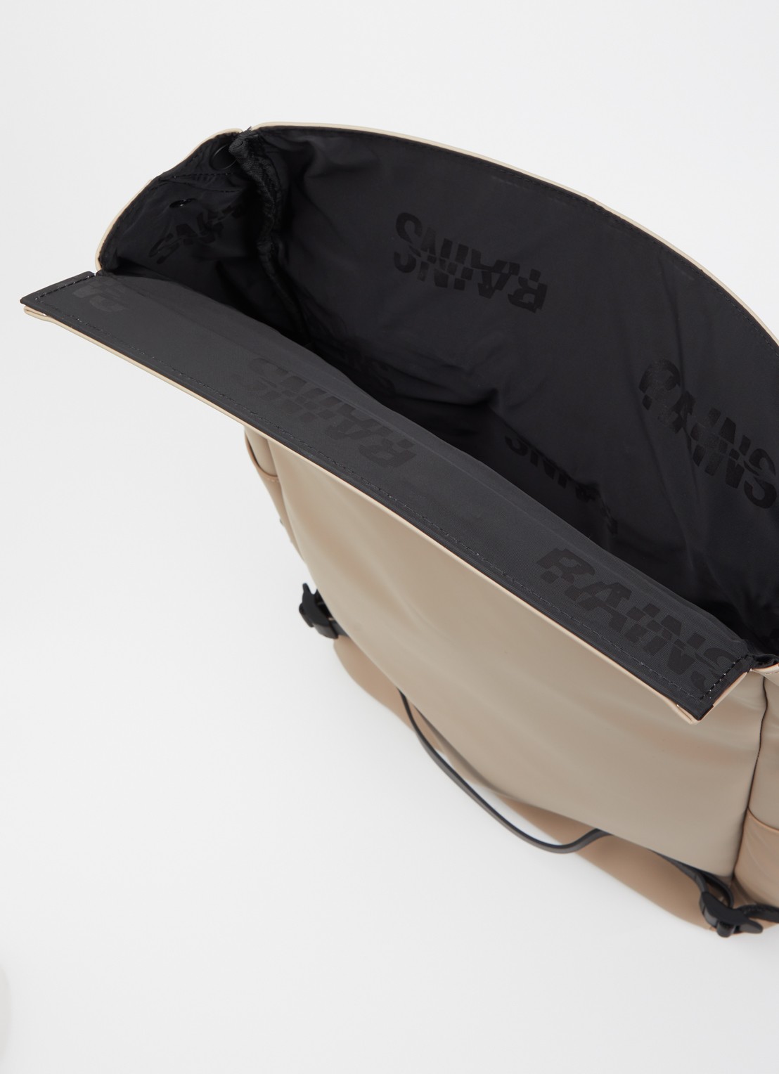 Rains OTG rugzak met waterafstotende coating - detail beige