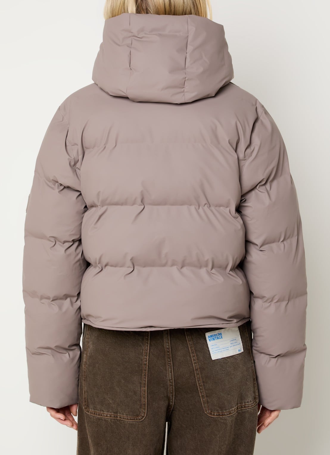 Rains Puffer jack met capuchon en logo - achterkant 4 donkerbeige