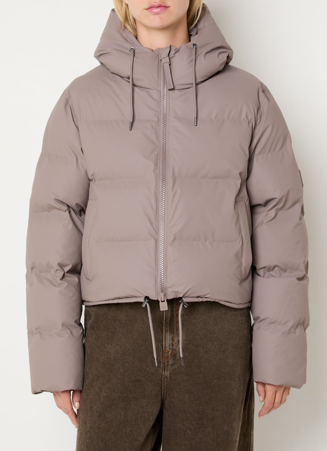 Rains Puffer jack met capuchon en logo - detail donkerbeige