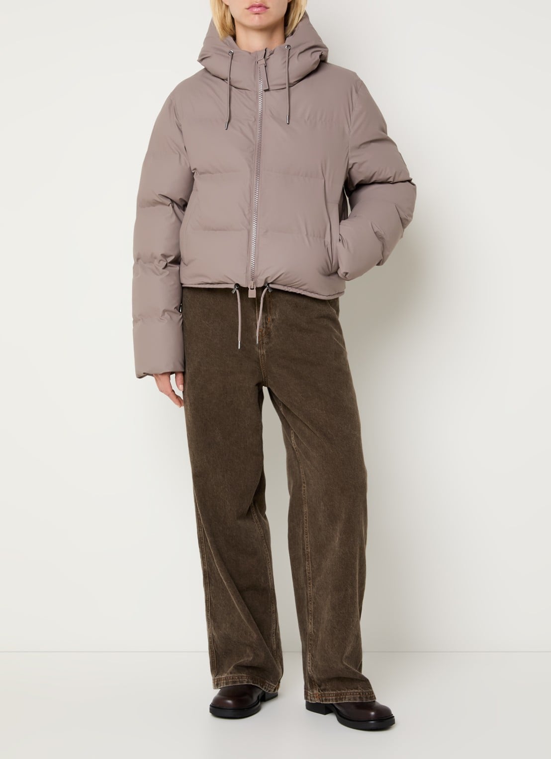 Rains Puffer jack met capuchon en logo - voorkant 3 donkerbeige