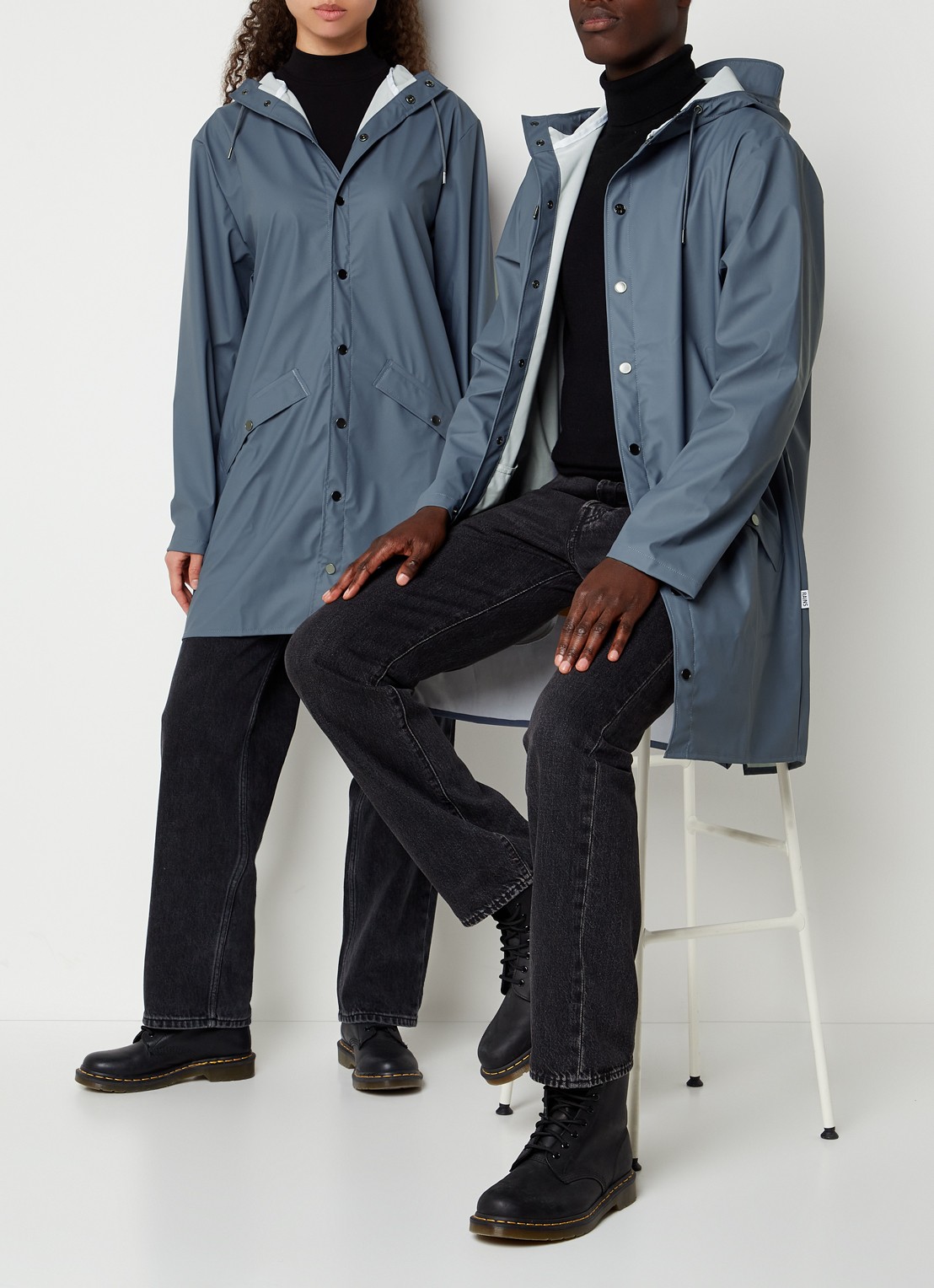 Rains Regenjack met capuchon en klepzakken - unisex - voorkant 2 staalblauw