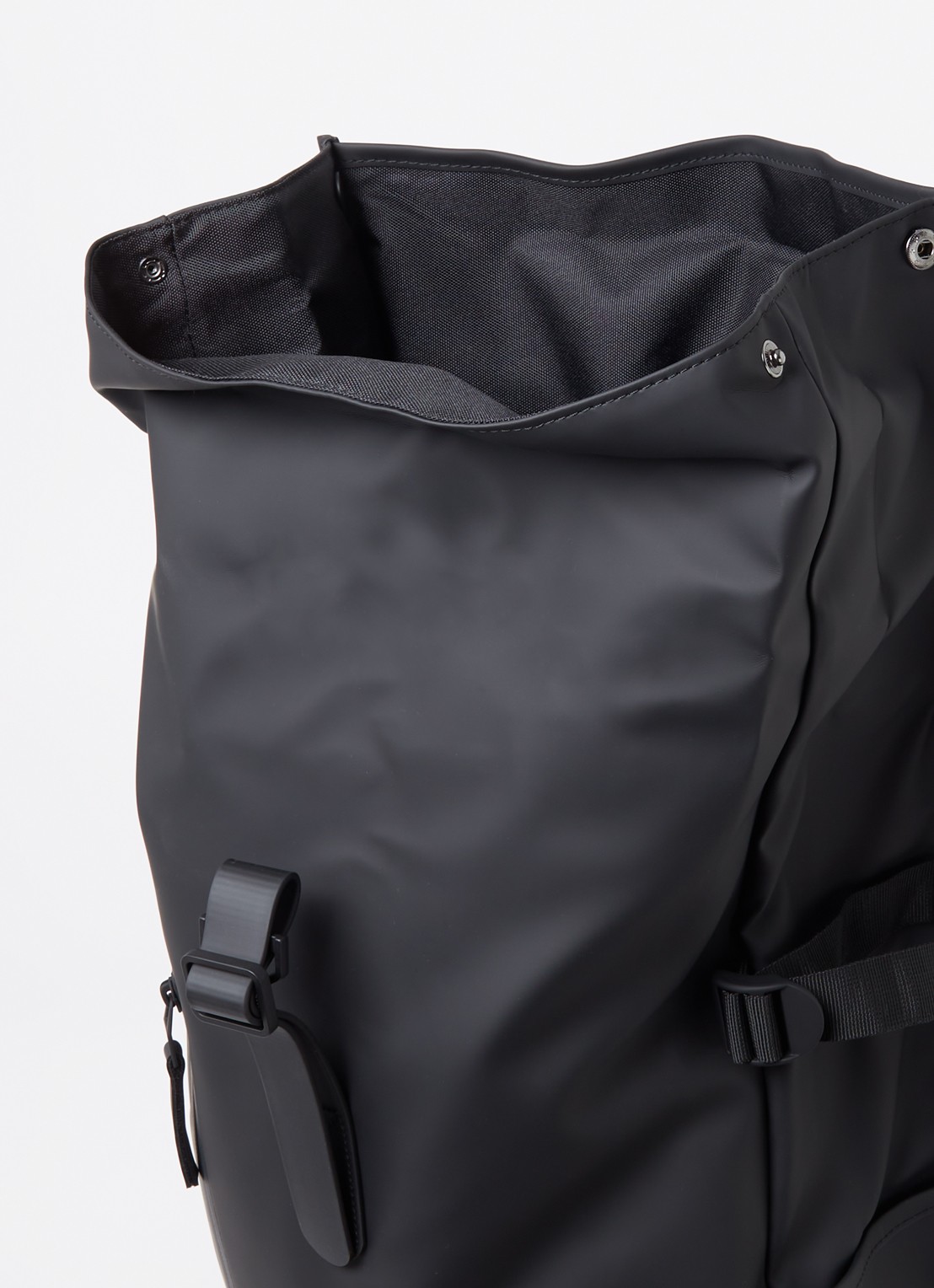 Rains Rolltop Large rugzak met 16 inch laptopvak en waterafstotende coating - detail 3 zwart
