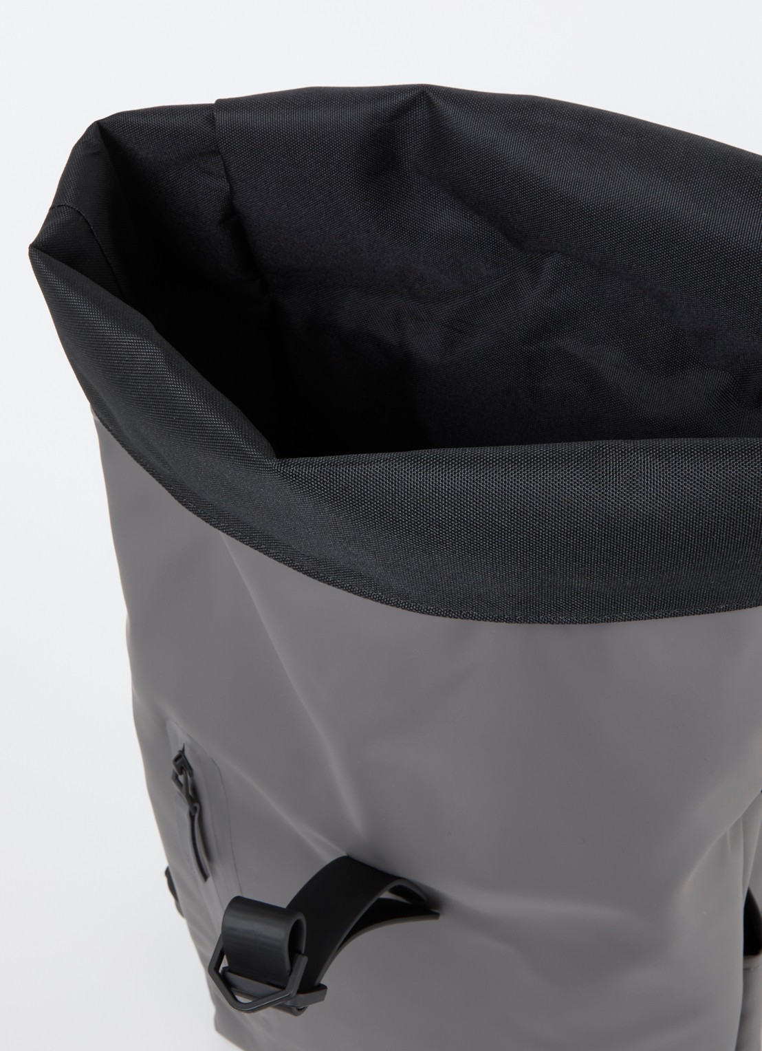 Rains Rolltop Large rugzak met 16 inch laptopvak en waterafstotende coating - detail 2 grijs