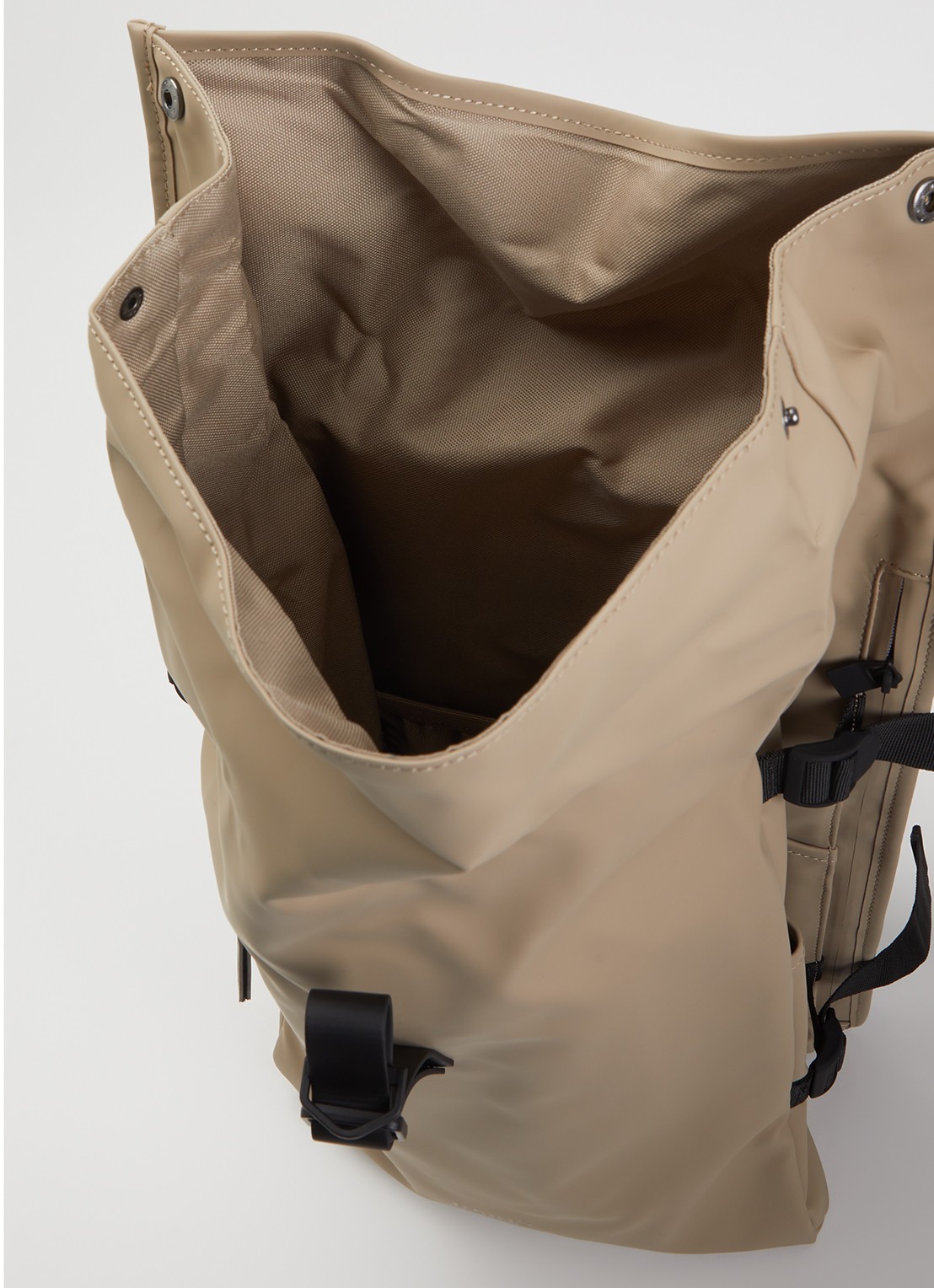 Rains Rolltop Large rugzak met 16 inch laptopvak en waterafstotende coating - detail 3 beige