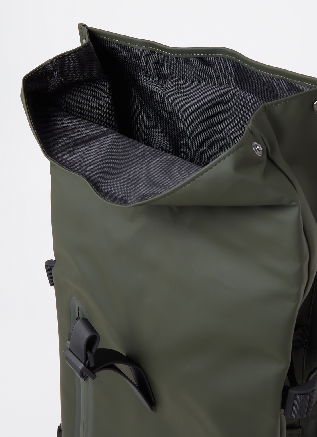 Rains Rolltop Large rugzak met 16 inch laptopvak en waterafstotende coating - detail bronsgroen