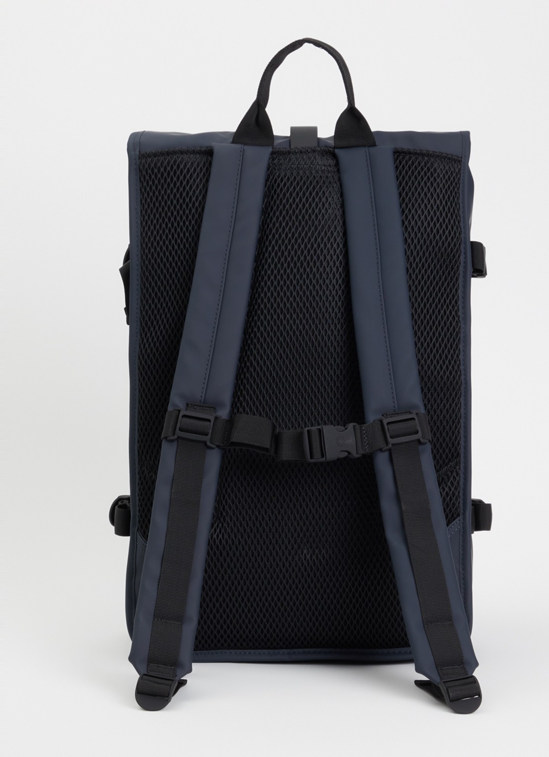 Rains Rolltop Large rugzak met 16 inch laptopvak en waterafstotende coating - achterkant 2 donkerblauw