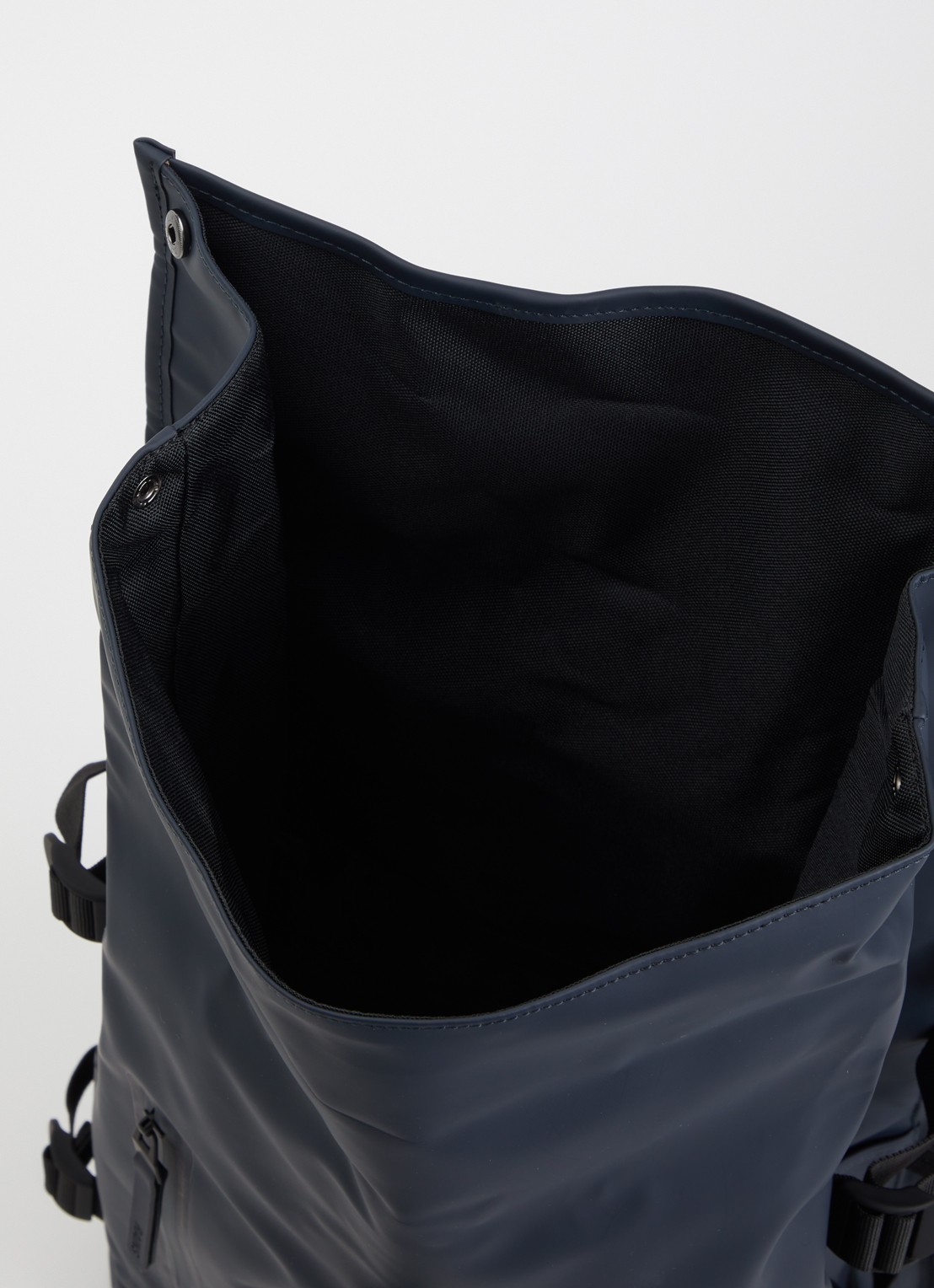 Rains Rolltop Large rugzak met 16 inch laptopvak en waterafstotende coating - detail donkerblauw