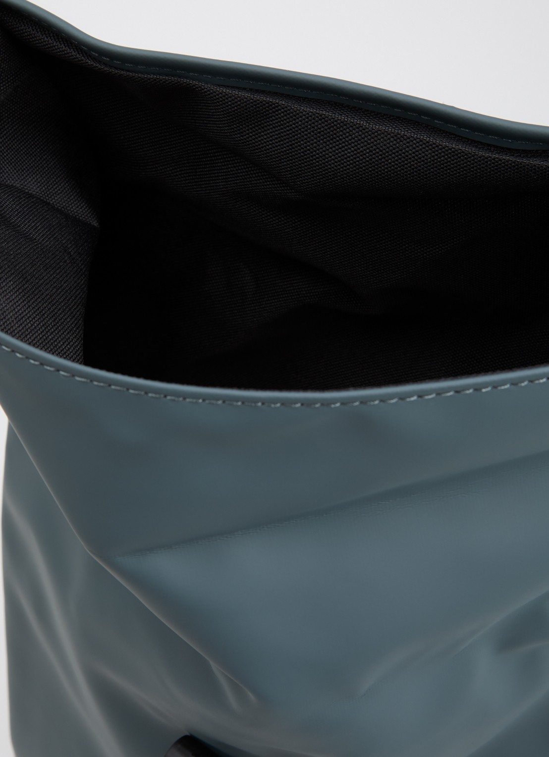 Rains Rolltop rugzak met waterafstotende coating en 15 inch laptopvak - detail 3 staalblauw
