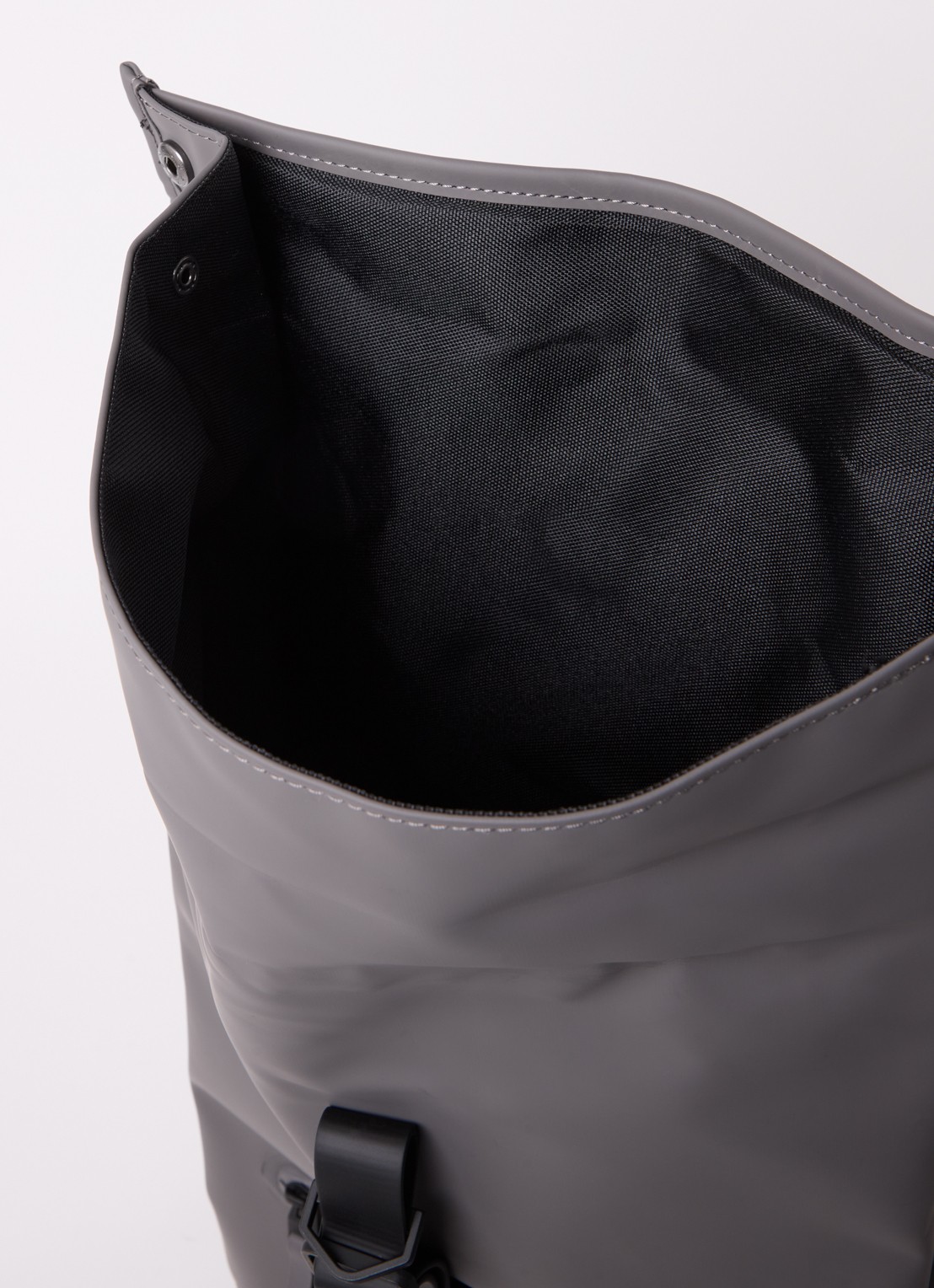 Rains Rolltop rugzak met waterafstotende coating en 15 inch laptopvak - detail 2 grijs