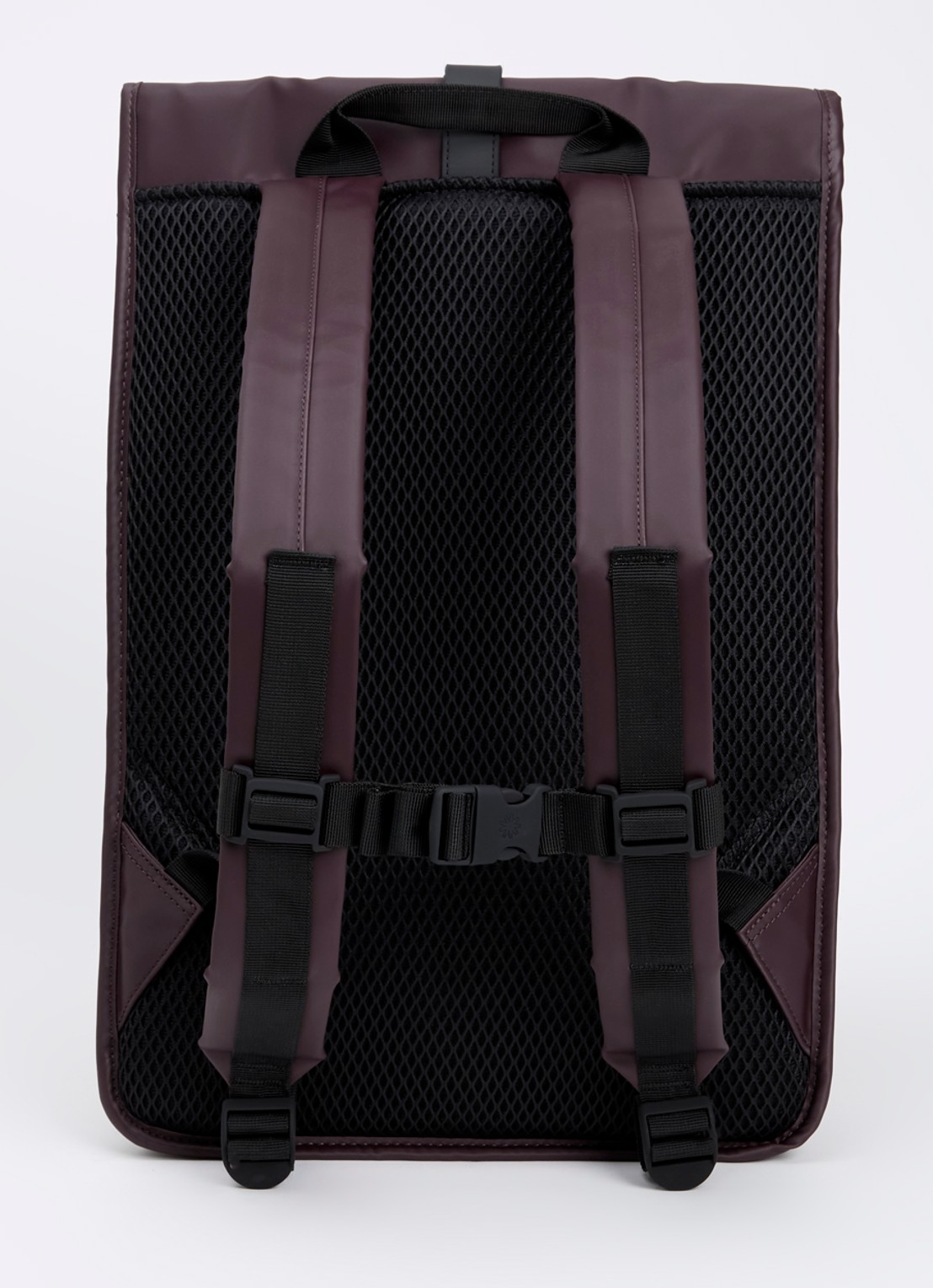 Rains Rolltop rugzak met waterafstotende coating en 15 inch laptopvak - achterkant aubergine