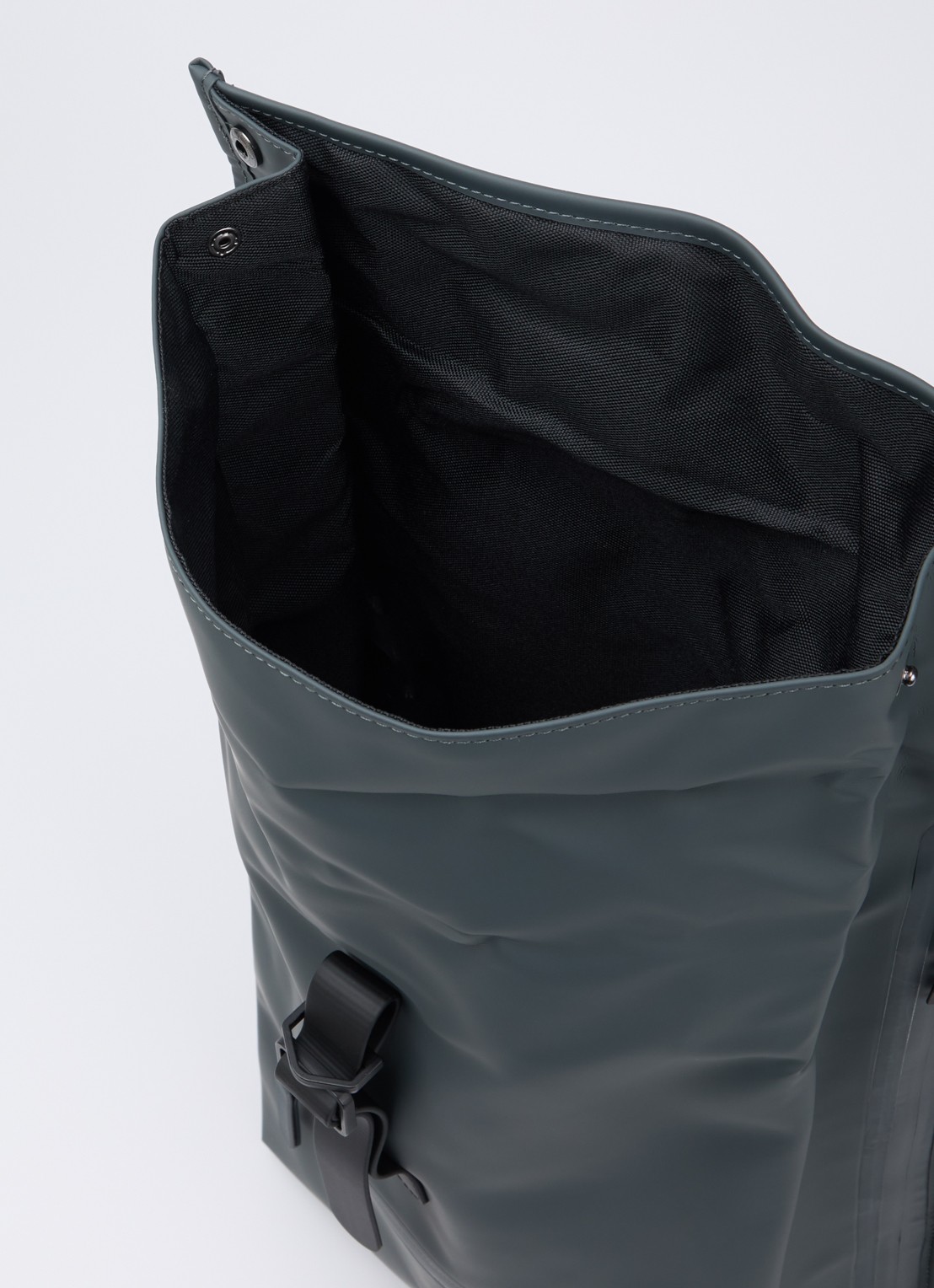 Rains Rolltop rugzak met waterafstotende coating - detail 2 antraciet