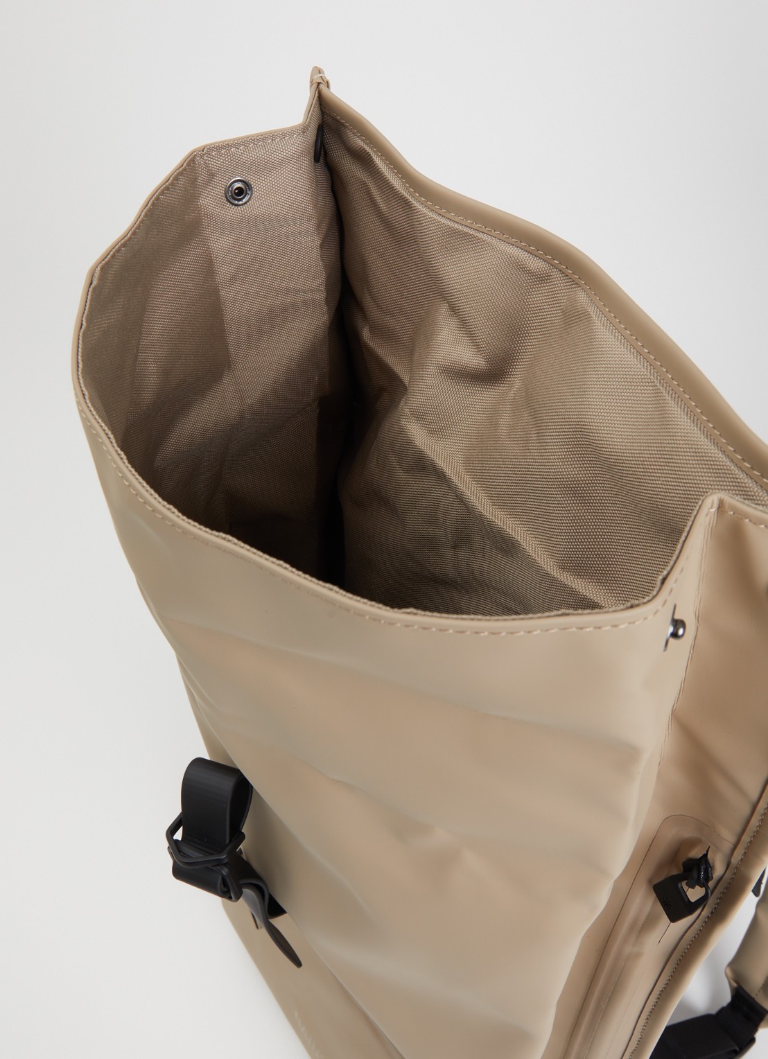 Rains Rolltop rugzak met waterafstotende coating - detail beige