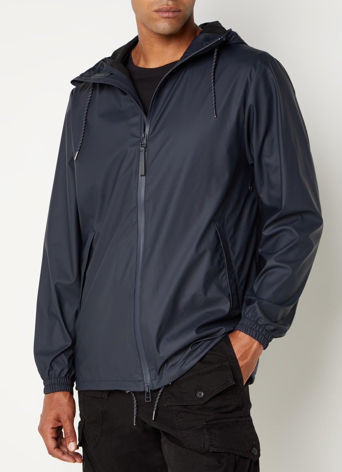Rains Storm Breaker regenjas met capuchon en steekzakken - detail 2 donkerblauw