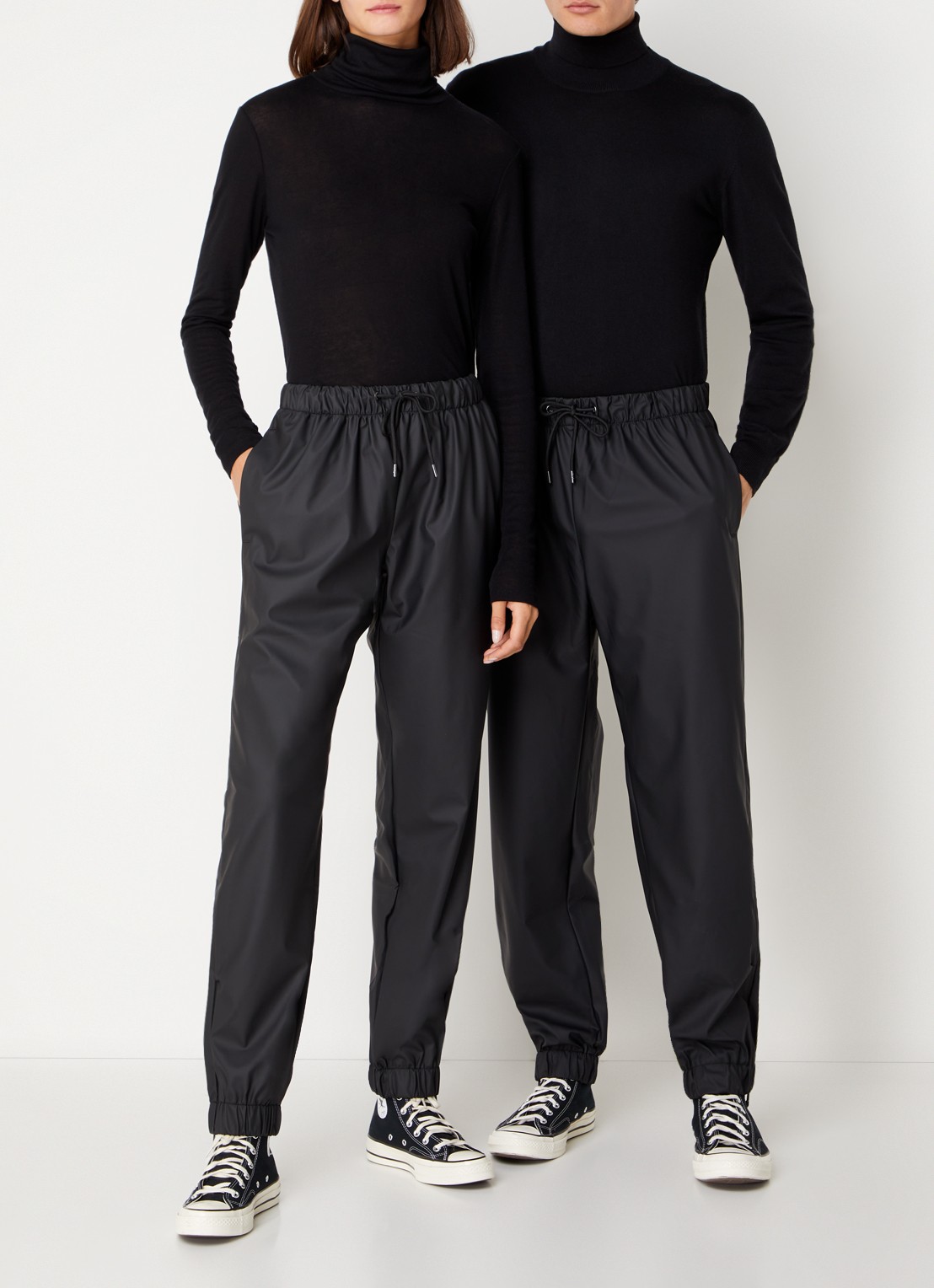 Rains Tapered fit joggingbroek met waterafstotende coating - voorkant 3 zwart
