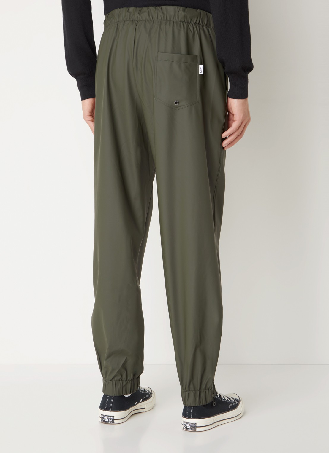Rains Tapered fit joggingbroek met waterafstotende coating - achterkant 3 olijfgroen