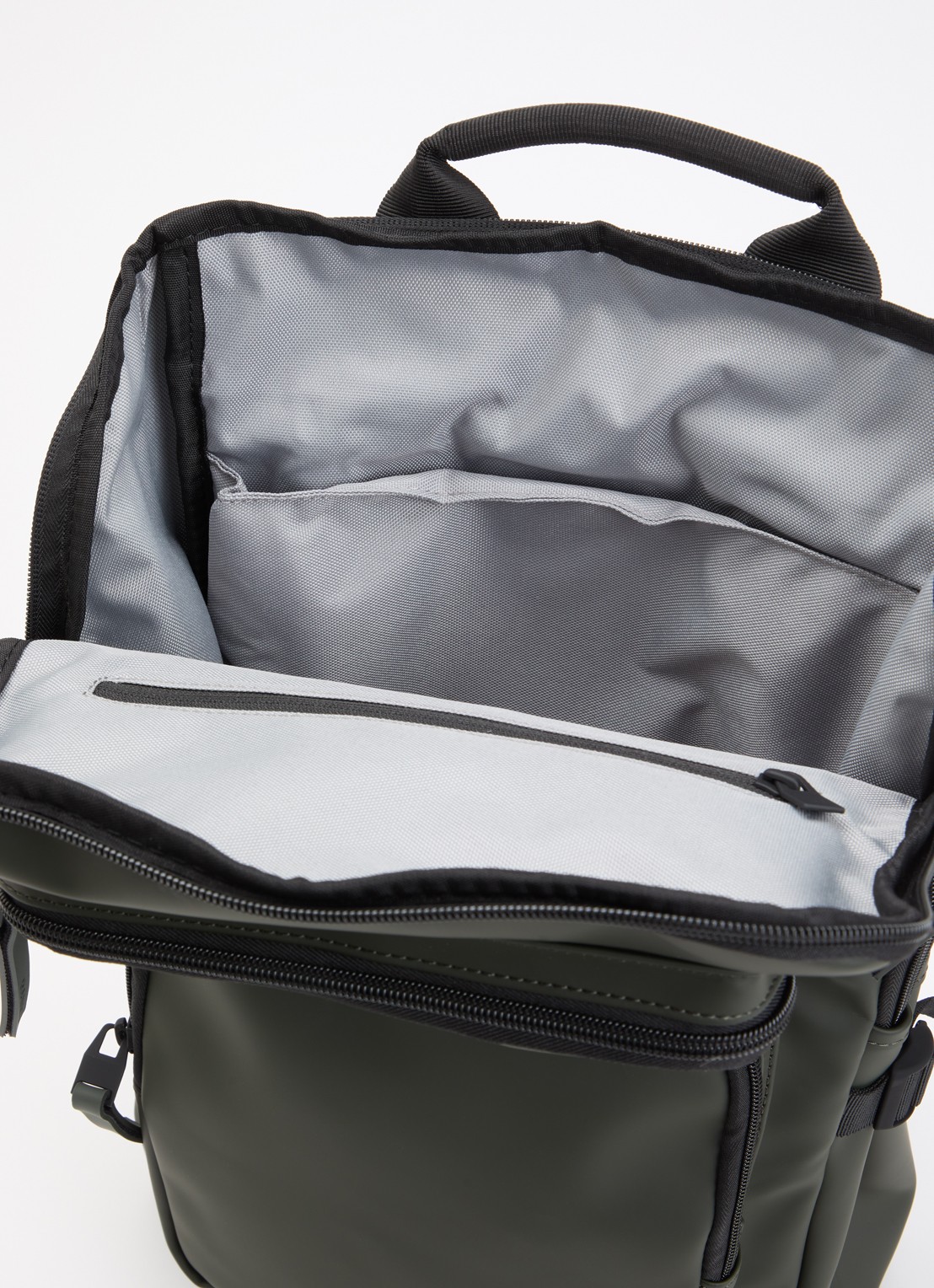 Rains Texel Cargo rugzak met 16 inch laptopvak en waterafstotende coating - detail groen