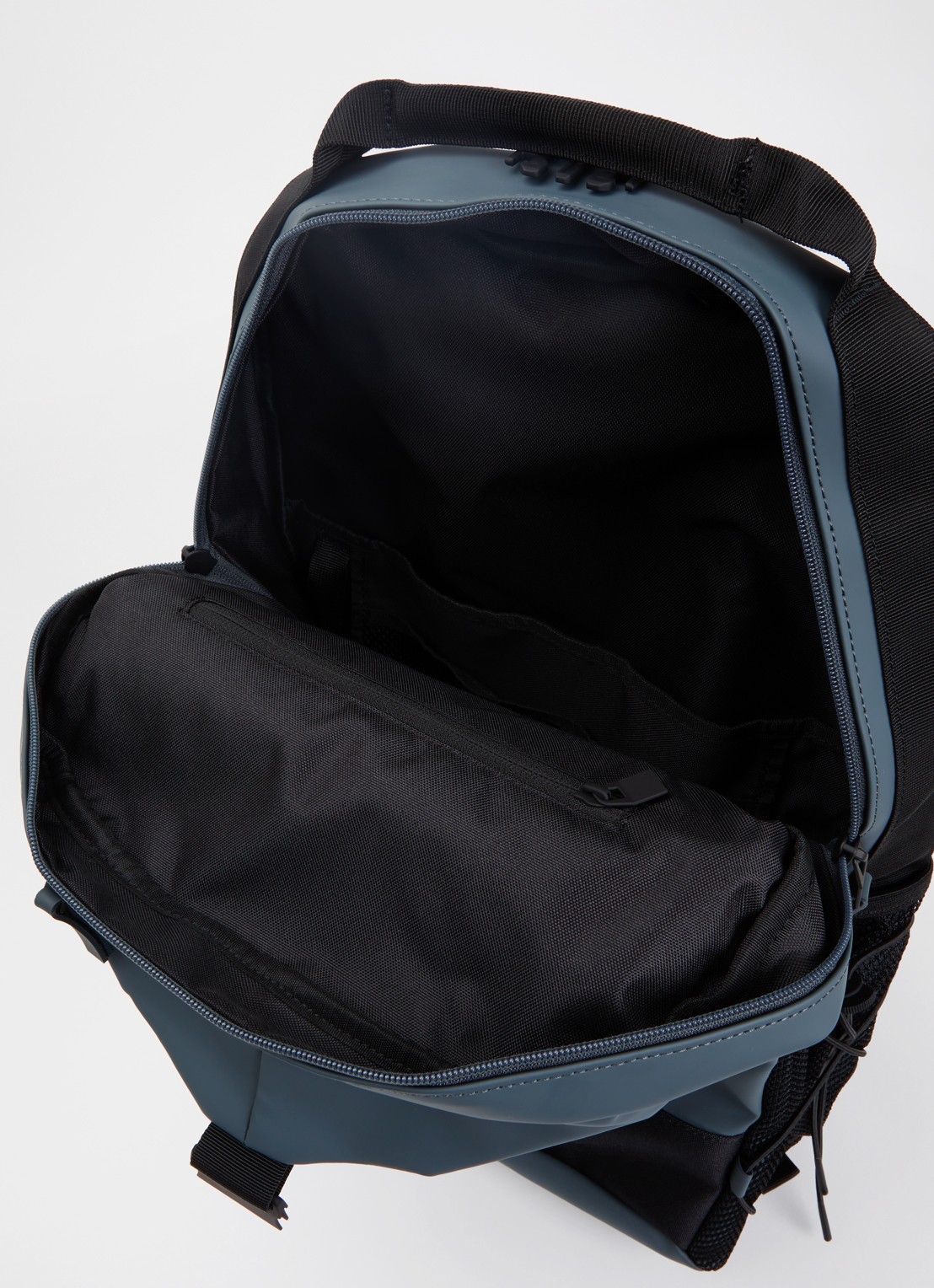 Rains Trail Clip rugzak met 16 inch laptopvak - detail 2 blauwgrijs