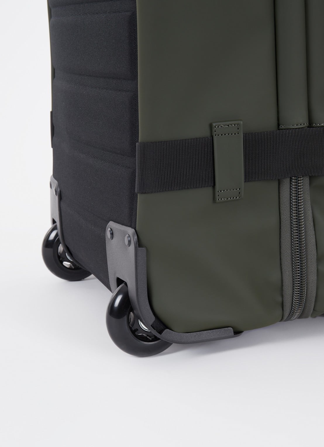 Rains Trolley met logo 54 cm - detail 2 bronsgroen
