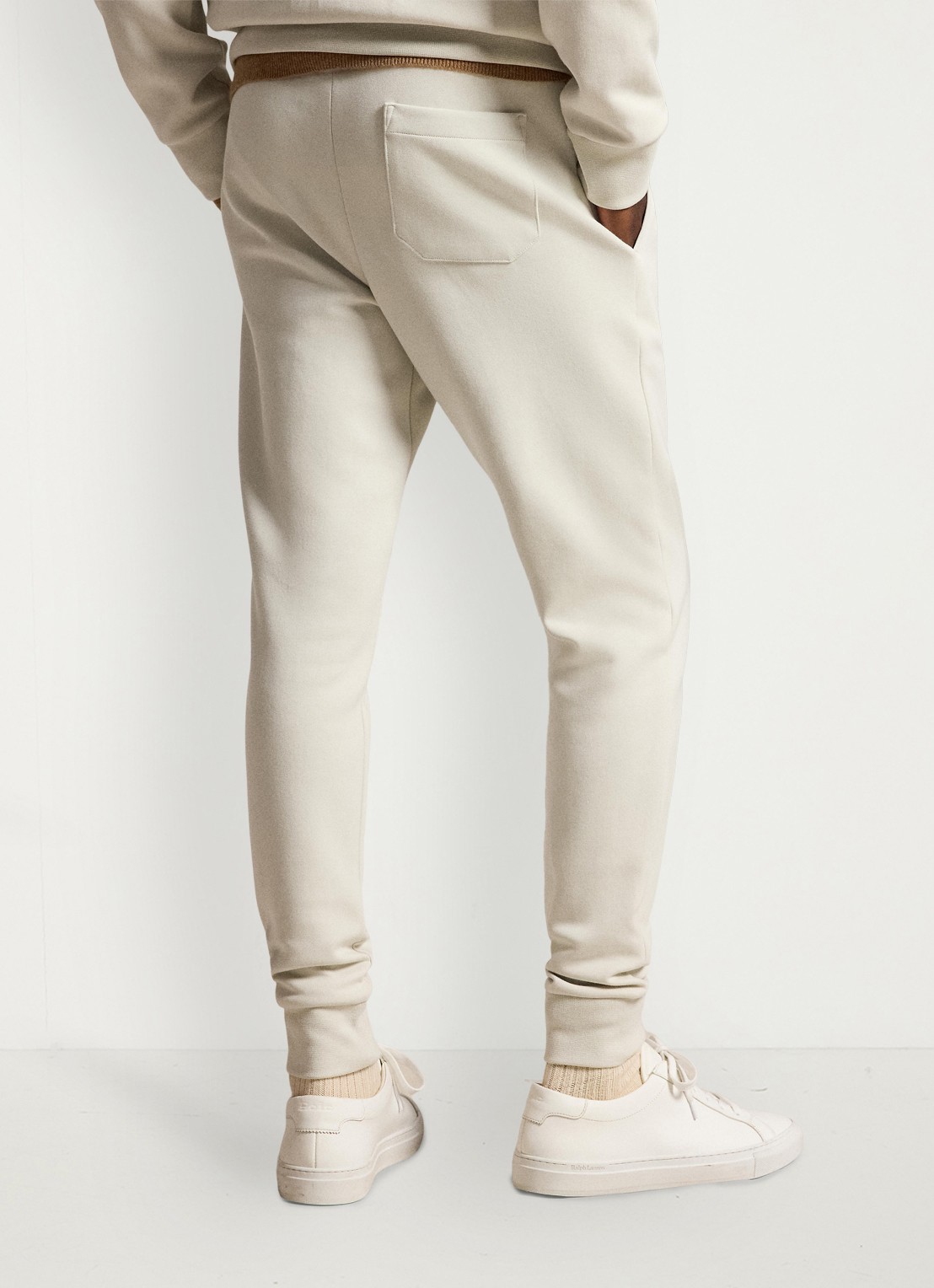 Ralph Lauren Tapered fit joggingbroek met logoborduring - achterkant stone pebble / gebroken wit