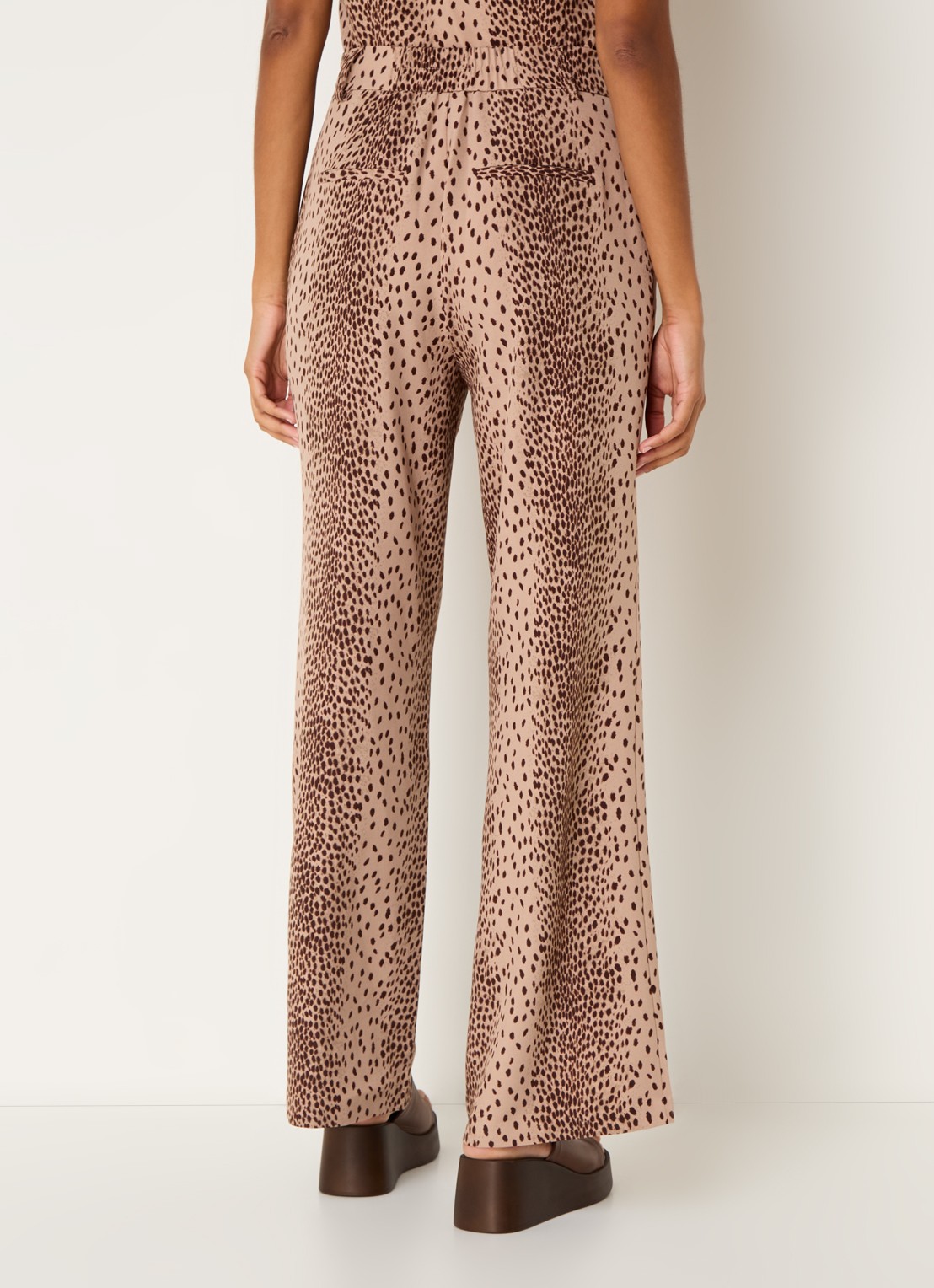 Refined Department Puck high waist loose fit pantalon met panterprint  - achterkant 3 bruin