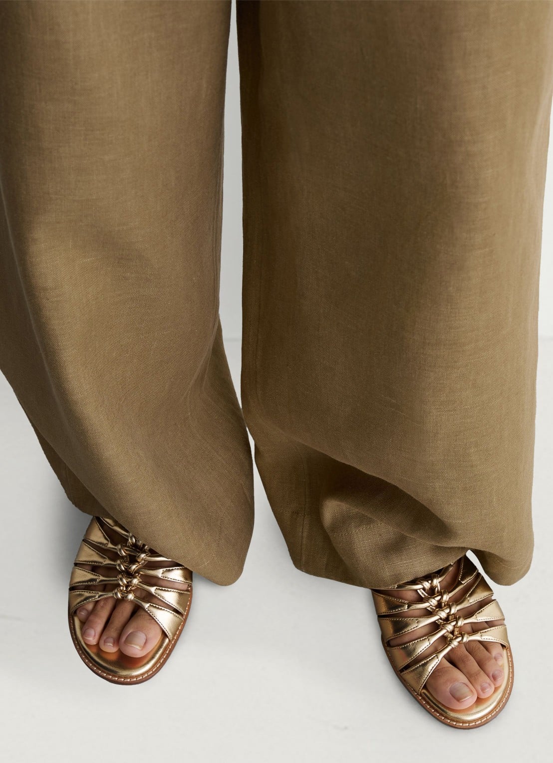 Reiss Agnes slipper van leer met metallic finish - voorkant 5 gold / goud