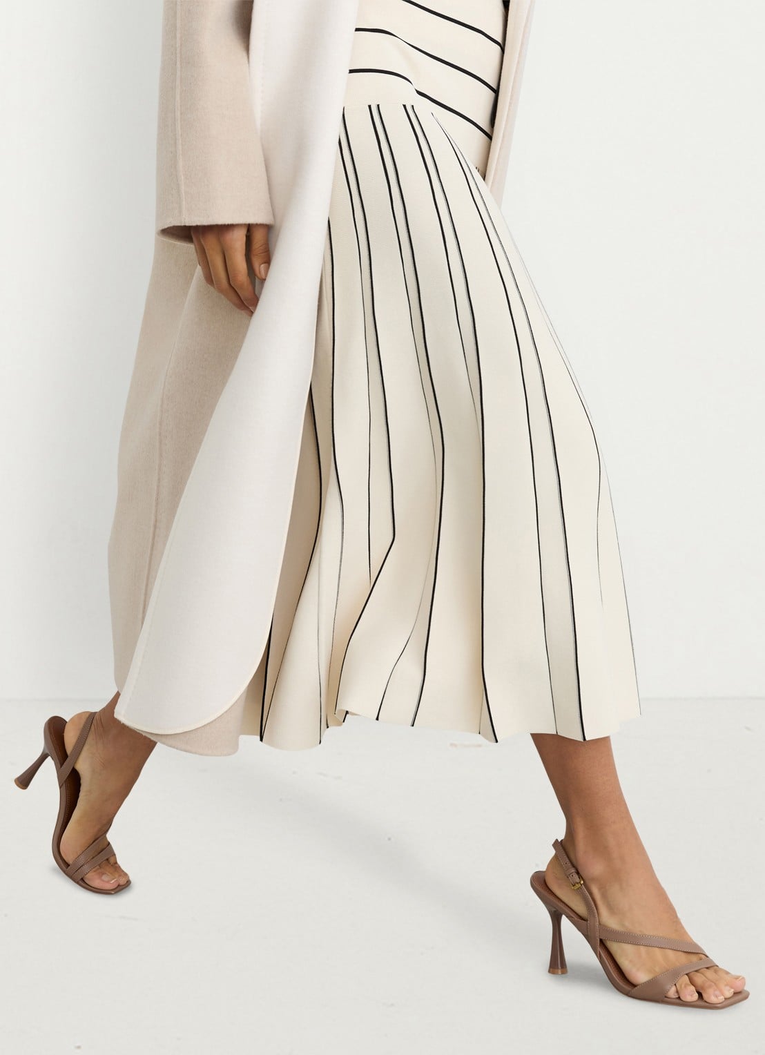 Reiss Alice midi jurk met plooien - detail 3 beige
