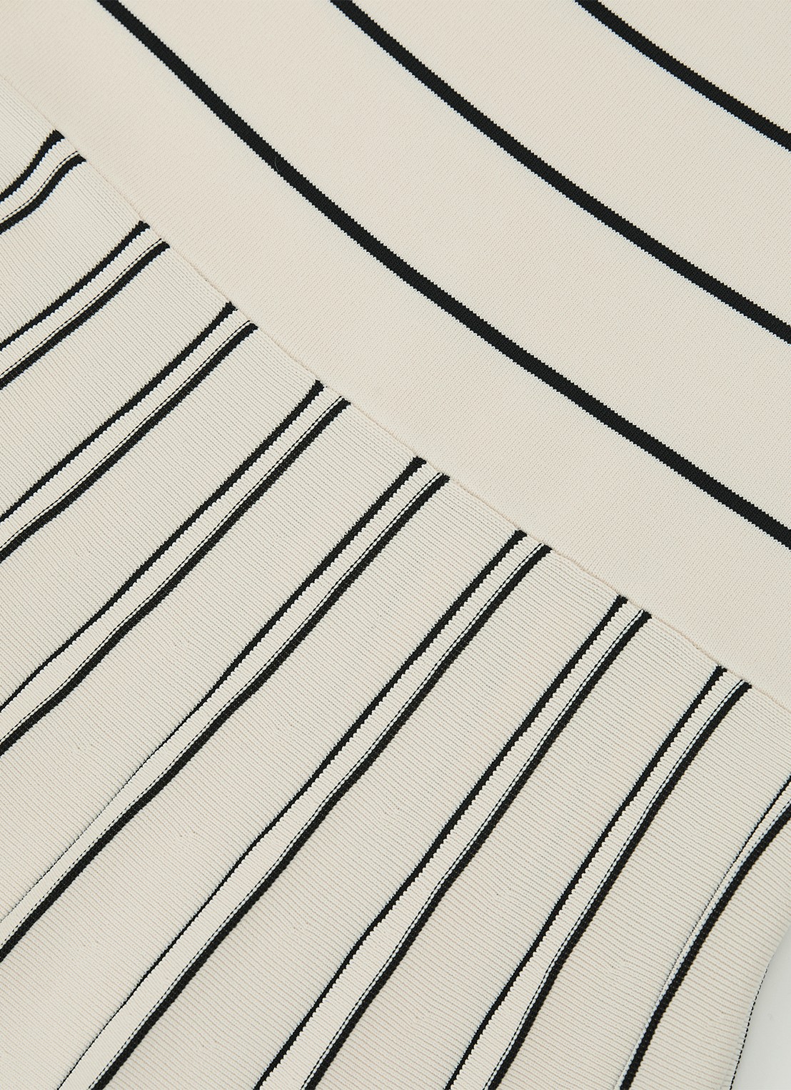 Reiss Alice midi jurk met plooien - detail 4 beige