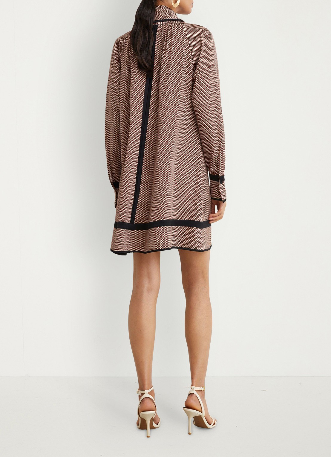 Reiss Alwen mini jurk met print en sjaalkraag - achterkant 7 rood