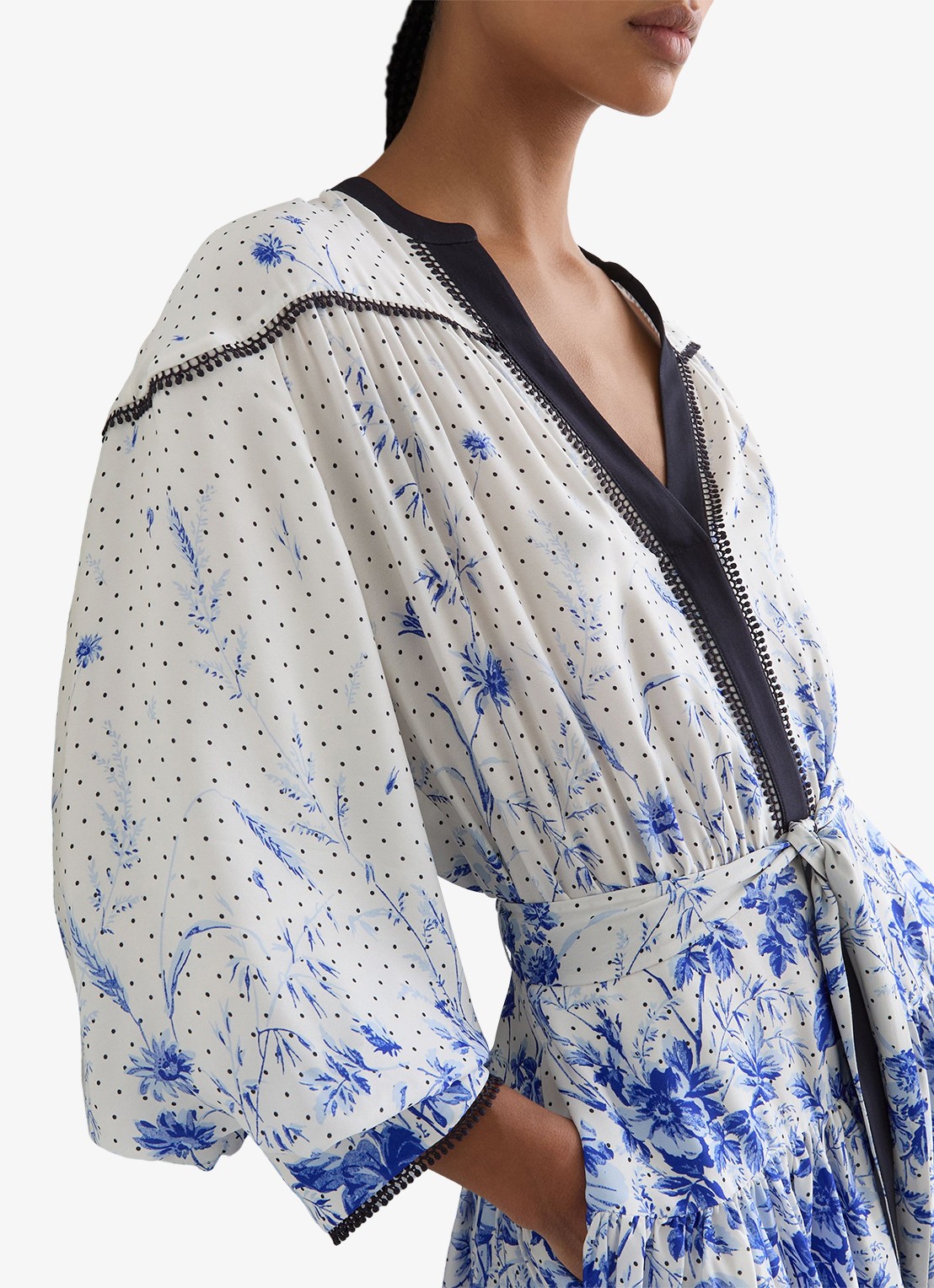 Reiss Anisa mini jurk met strikceintuur en bloemenprint - detail 3 blauw
