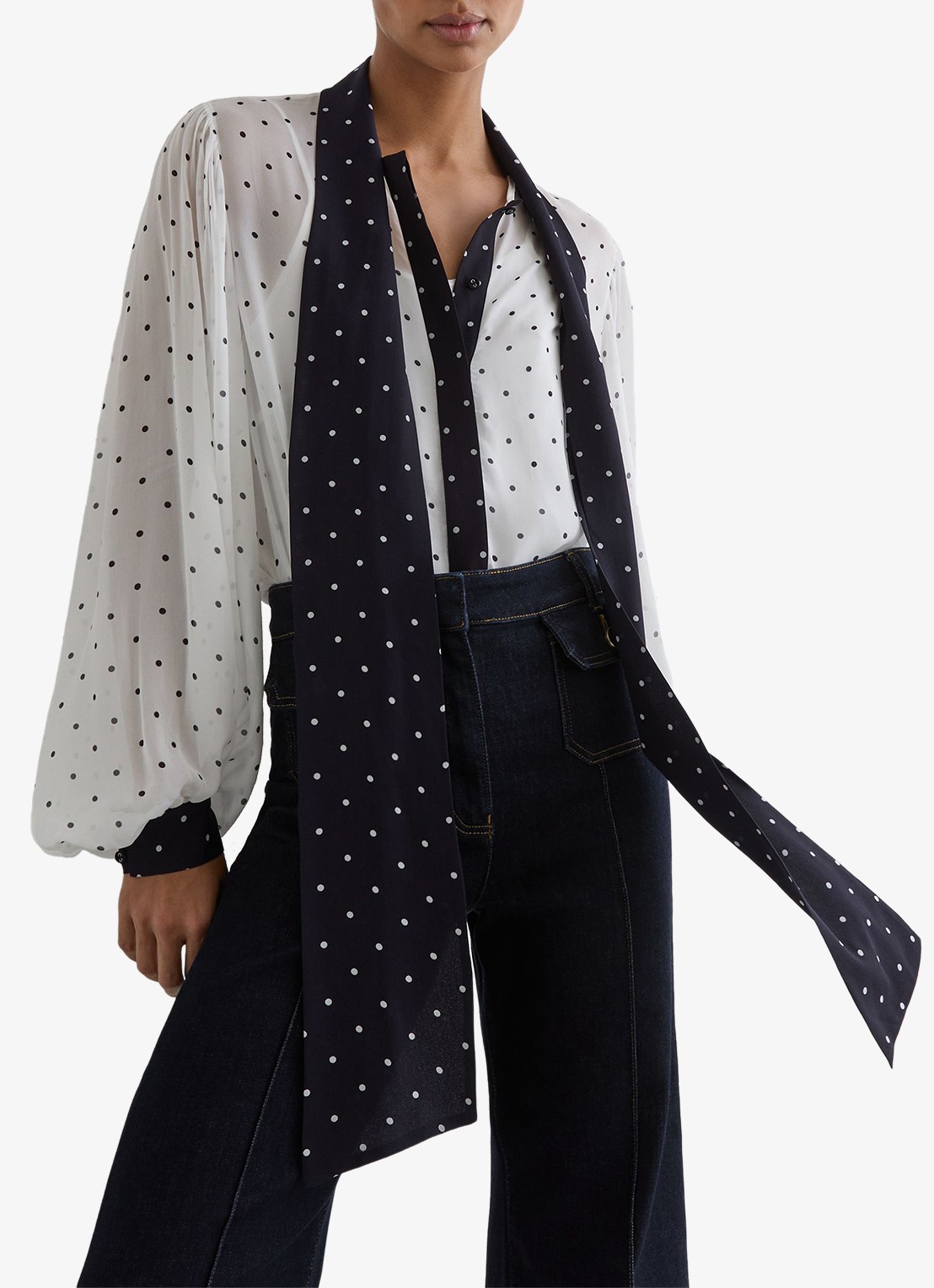 Reiss Arial blouse met sjaalkraag en stippenprint - detail 3 gebroken wit
