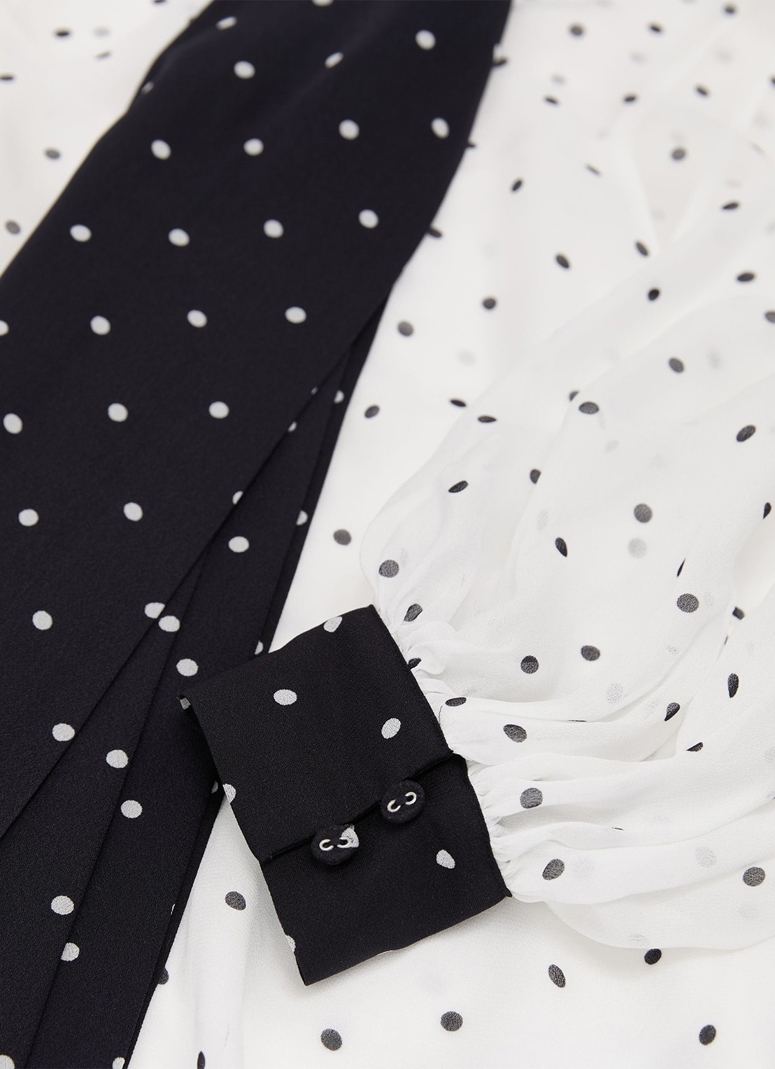 Reiss Arial blouse met sjaalkraag en stippenprint - detail 6 gebroken wit
