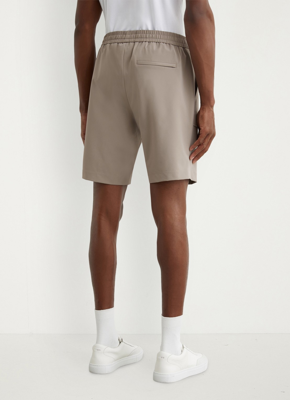 Reiss Ascend straight fit korte broek met steekzakken - achterkant taupe