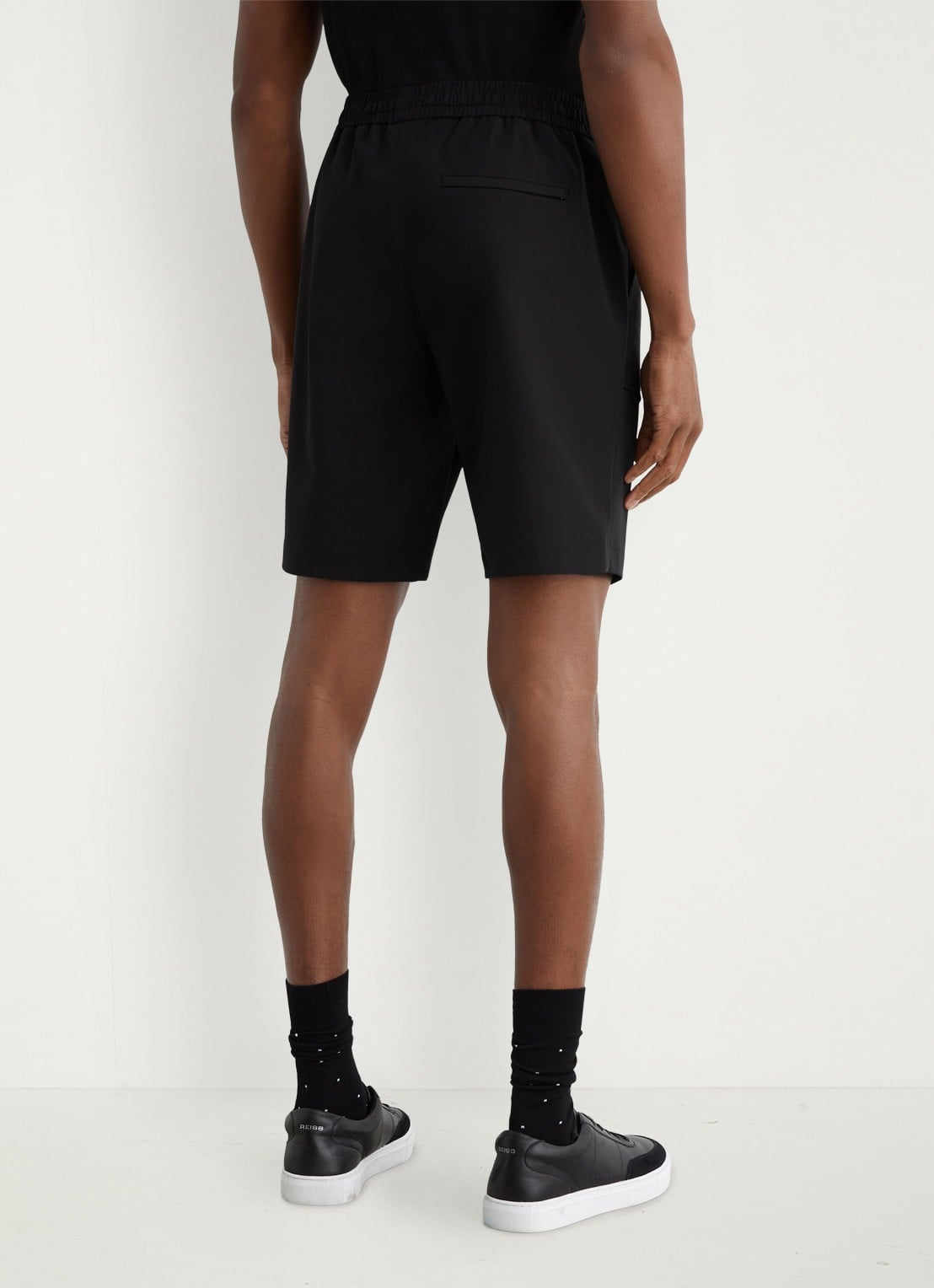 Reiss Ascend straight fit korte broek met steekzakken - achterkant 5 black / zwart