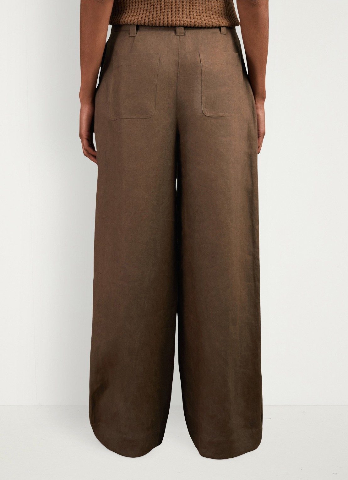 Reiss Ashby mid waist wide fit broek van linnen met steekzakken - achterkant 2 chocoladebruin