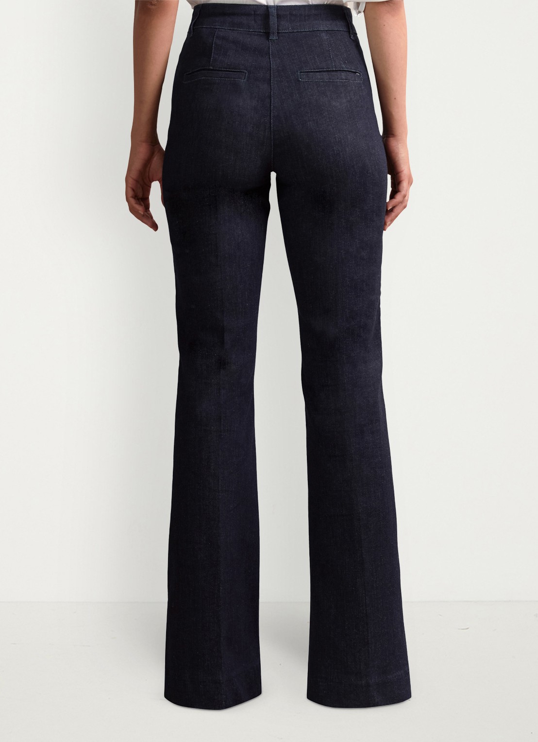 Reiss Athena high waist flared jeans met knoopdetail - achterkant 5 donkerblauw