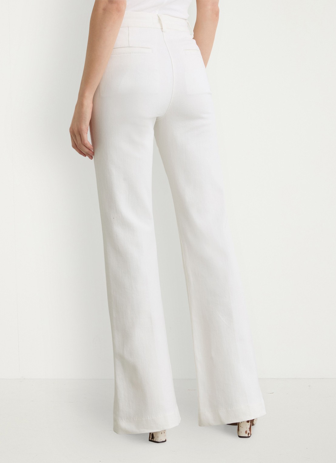 Reiss Athena mid waist flared jeans met knoopdetail - achterkant wit
