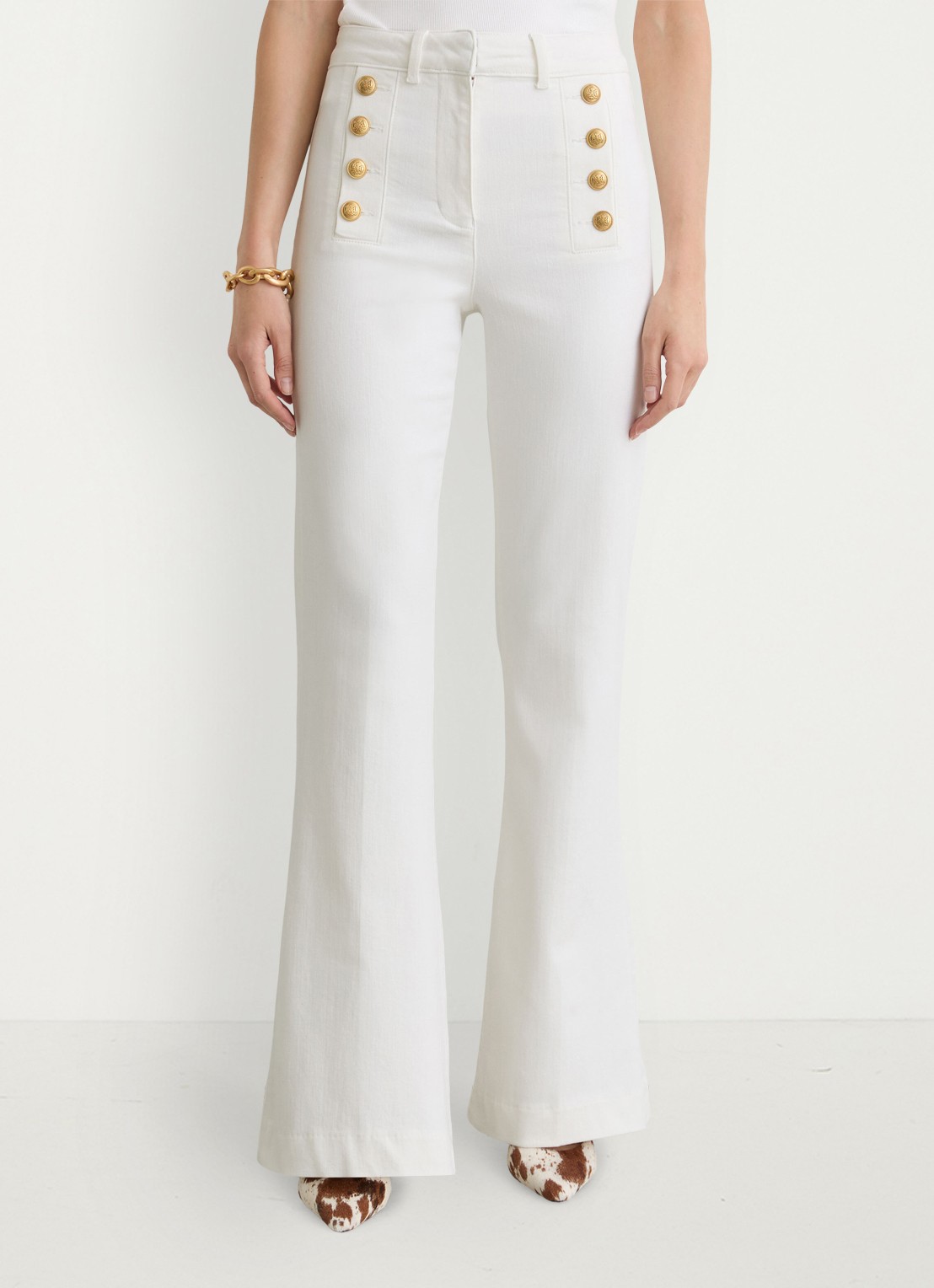 Reiss Athena mid waist flared jeans met knoopdetail - detail 4 wit