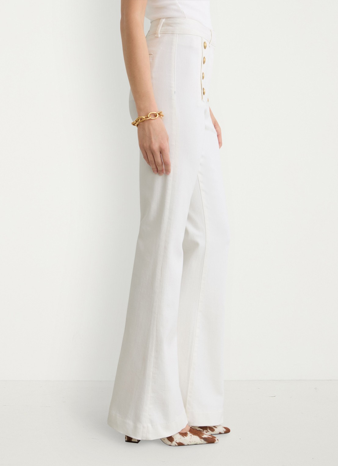 Reiss Athena mid waist flared jeans met knoopdetail - detail 6 wit