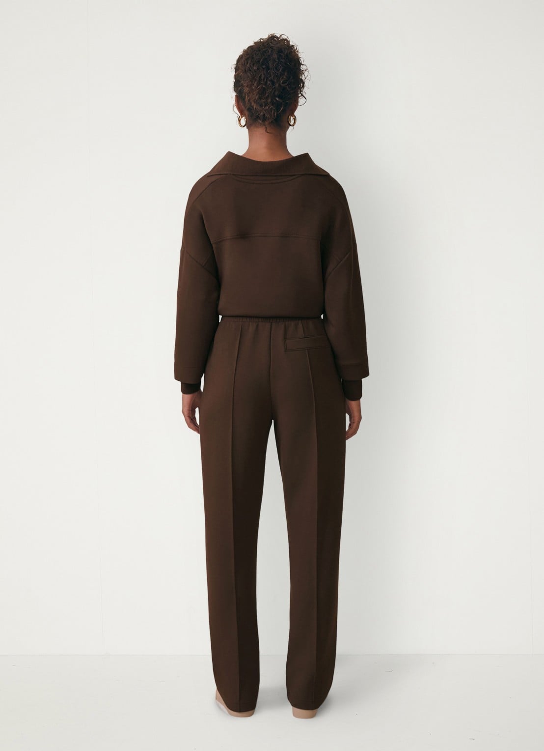 Reiss Bernie high waist straight fit joggingbroek met steekzakken - achterkant chocoladebruin