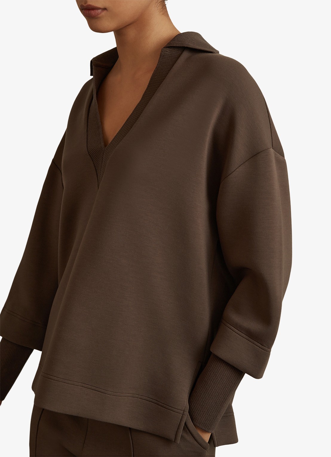 Reiss Bernie pullover met V-hals - detail 2 chocoladebruin