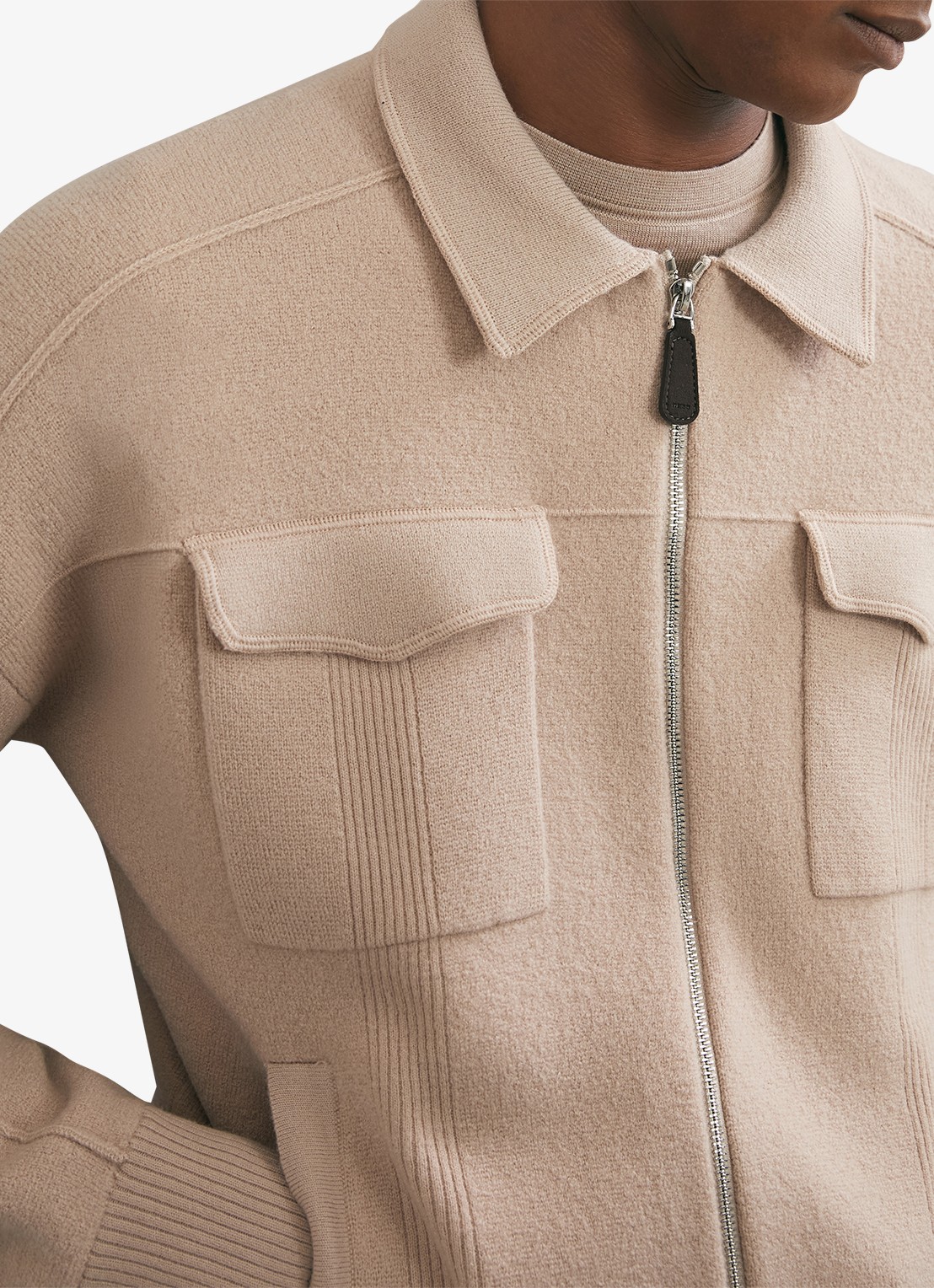 Reiss Calder fijngebreid vest van wol met borstzakken  - detail 5 camel