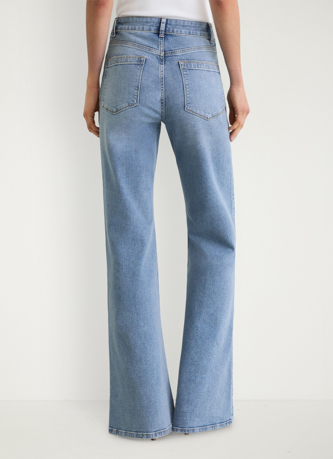 Reiss Cali high waist flared jeans met opgestikte zakken - achterkant 8 light blue / lichtblauw