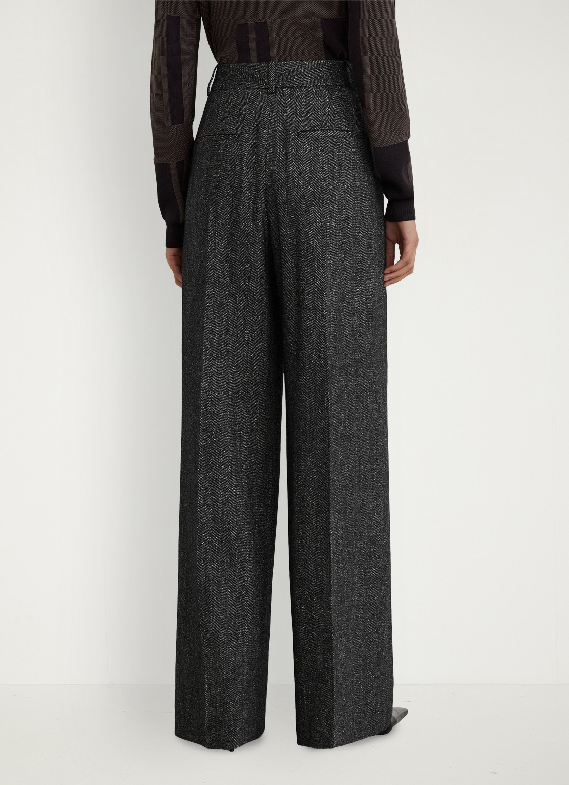 Reiss Camila high waist wide fit pantalon in zijdeblend - achterkant 5 donkergrijs