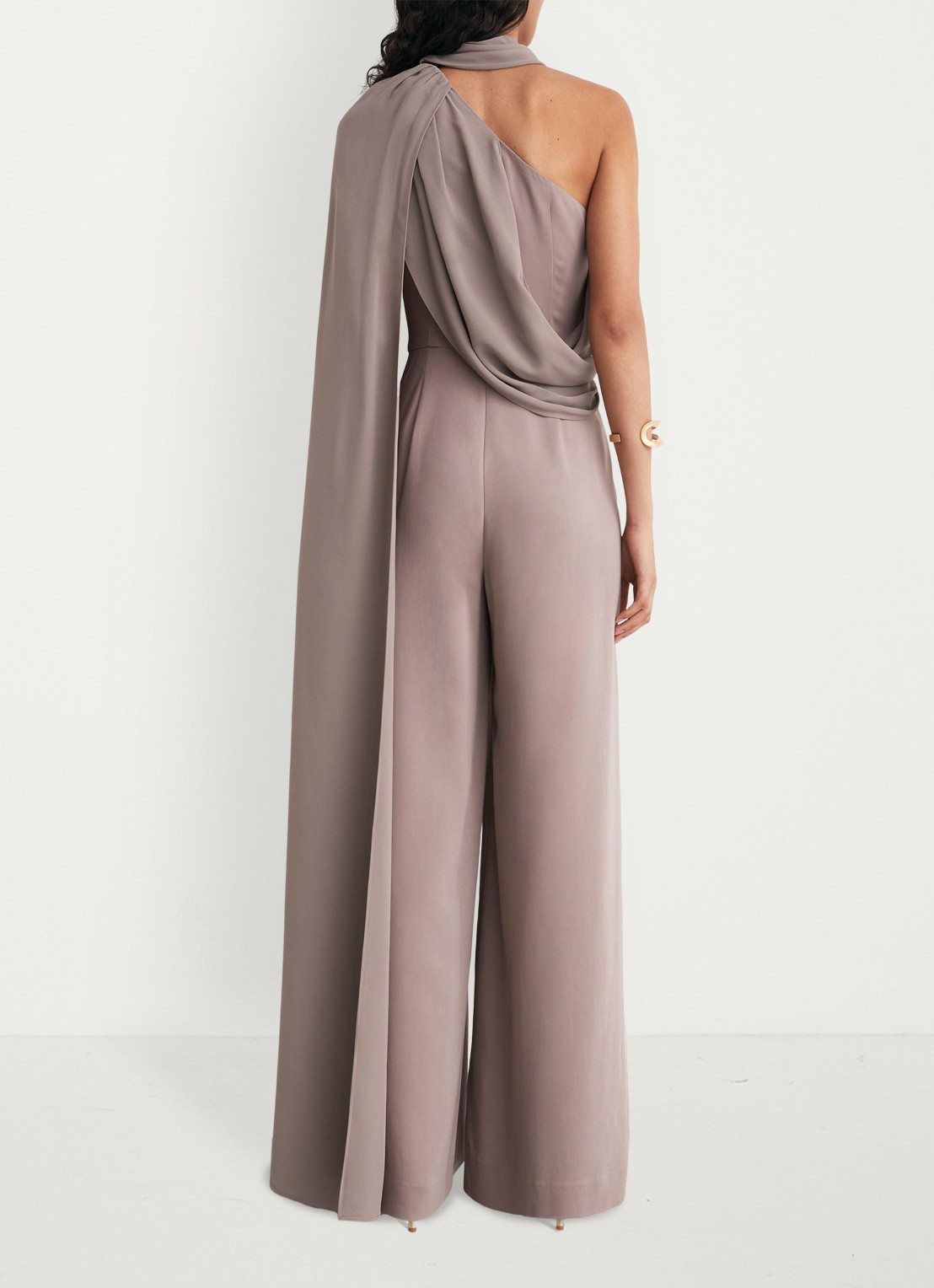 Reiss Carrie one shoulder wide fit jumpsuit met cape - achterkant 5 donkerbeige