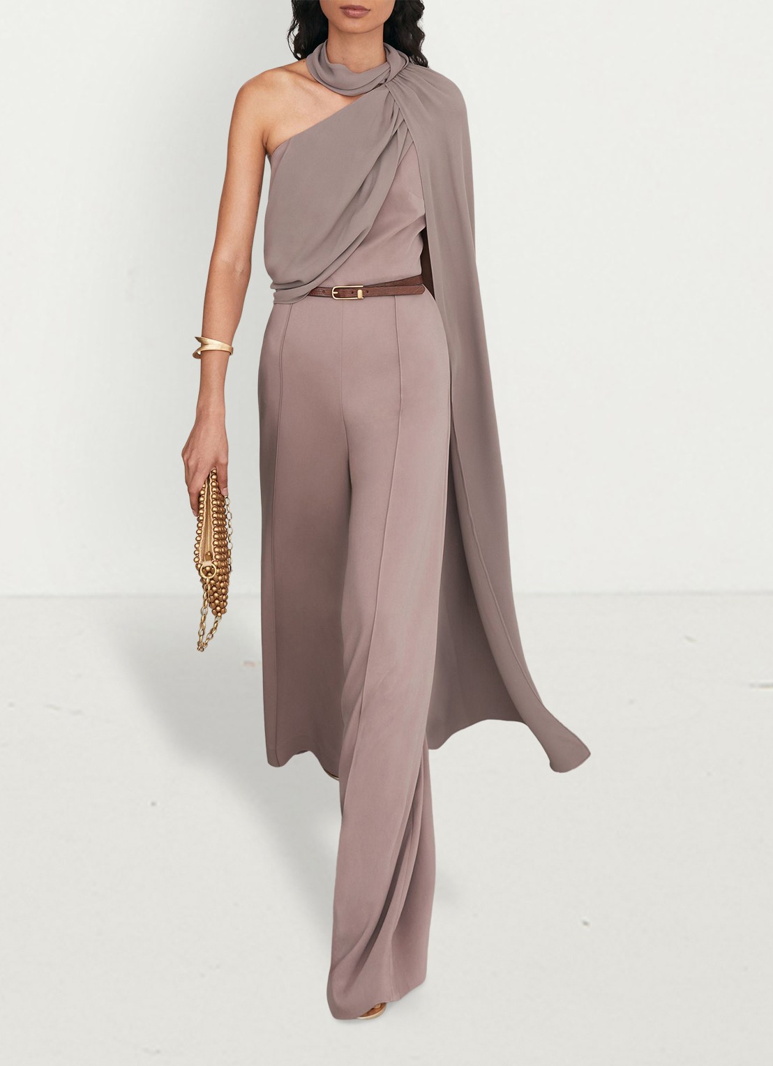 Reiss Carrie one shoulder wide fit jumpsuit met cape - detail donkerbeige