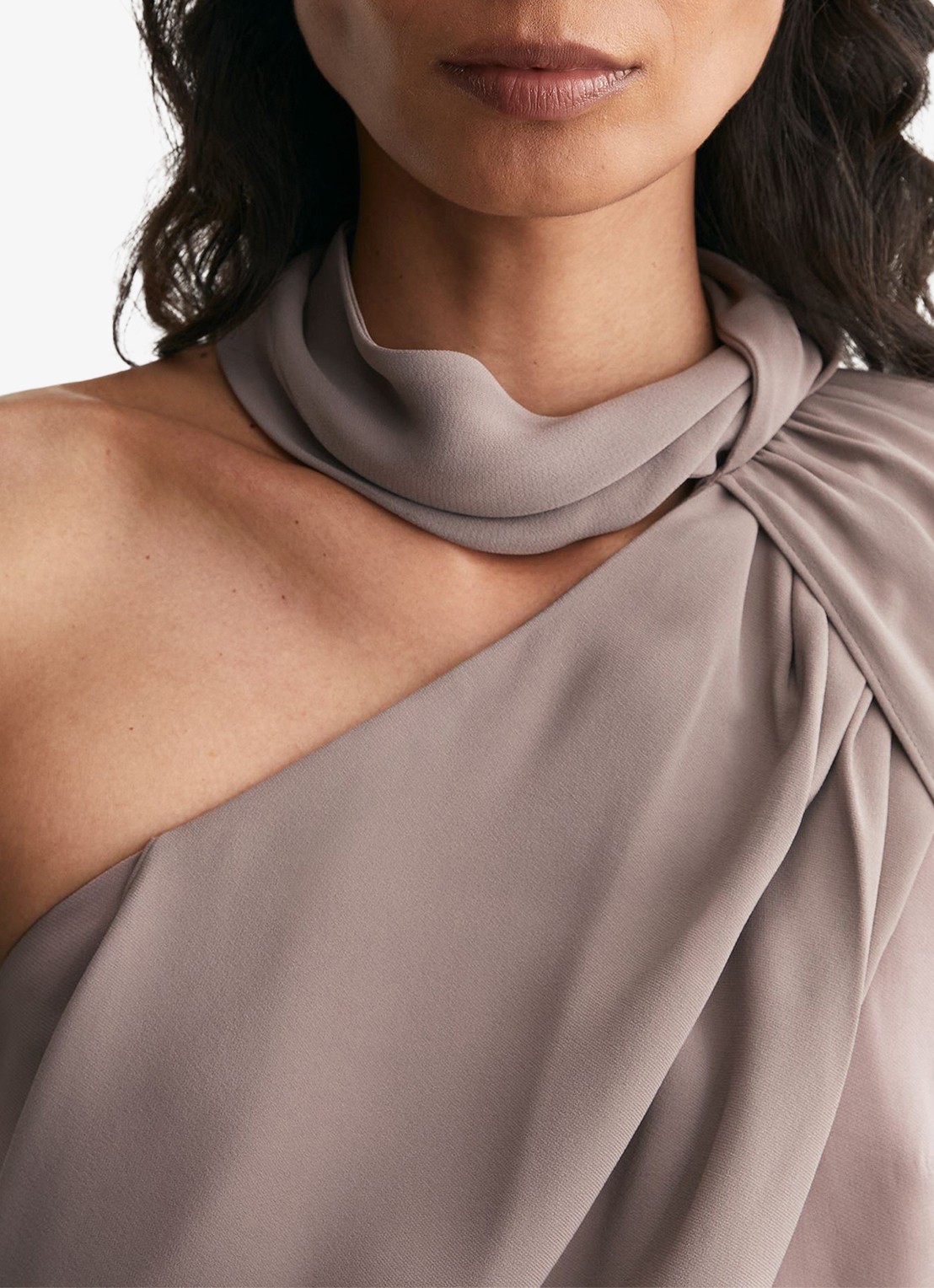 Reiss Carrie one shoulder wide fit jumpsuit met cape - detail 3 donkerbeige