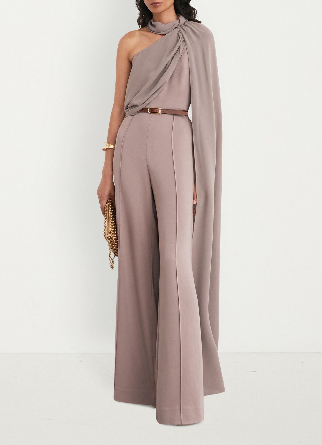 Reiss Carrie one shoulder wide fit jumpsuit met cape - detail 4 donkerbeige