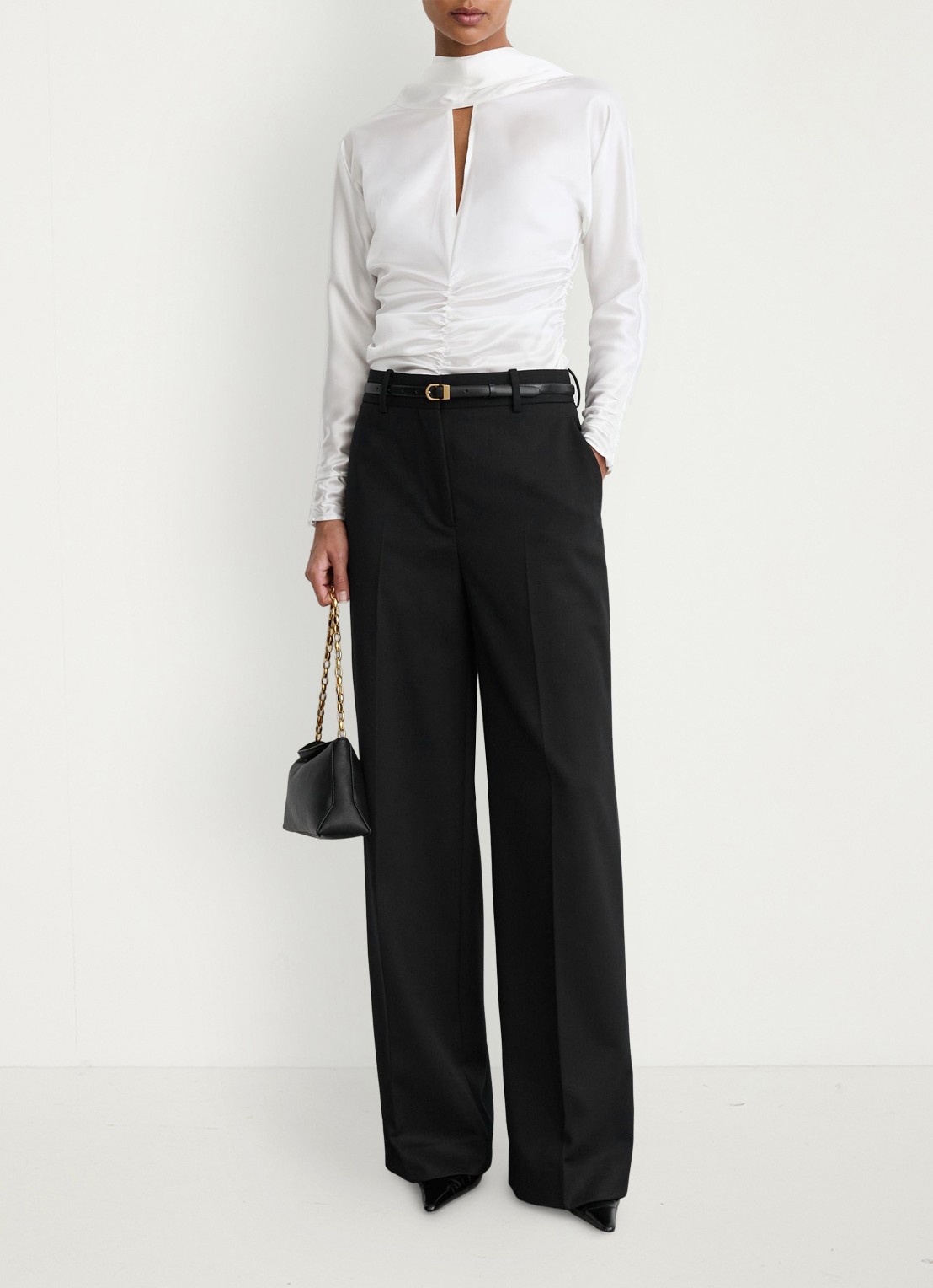 Reiss Ceres blouse van satijn met sjaalkraag - voorkant 2 wit